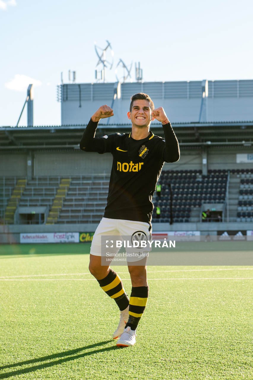 AIK:s Nicolas Stefanelli och målvakt Oscar Linnér jublar efter fotbollsmatchen i Allsvenskan mellan Dalkurd och AIK den 30 september 2018 i Gävle.