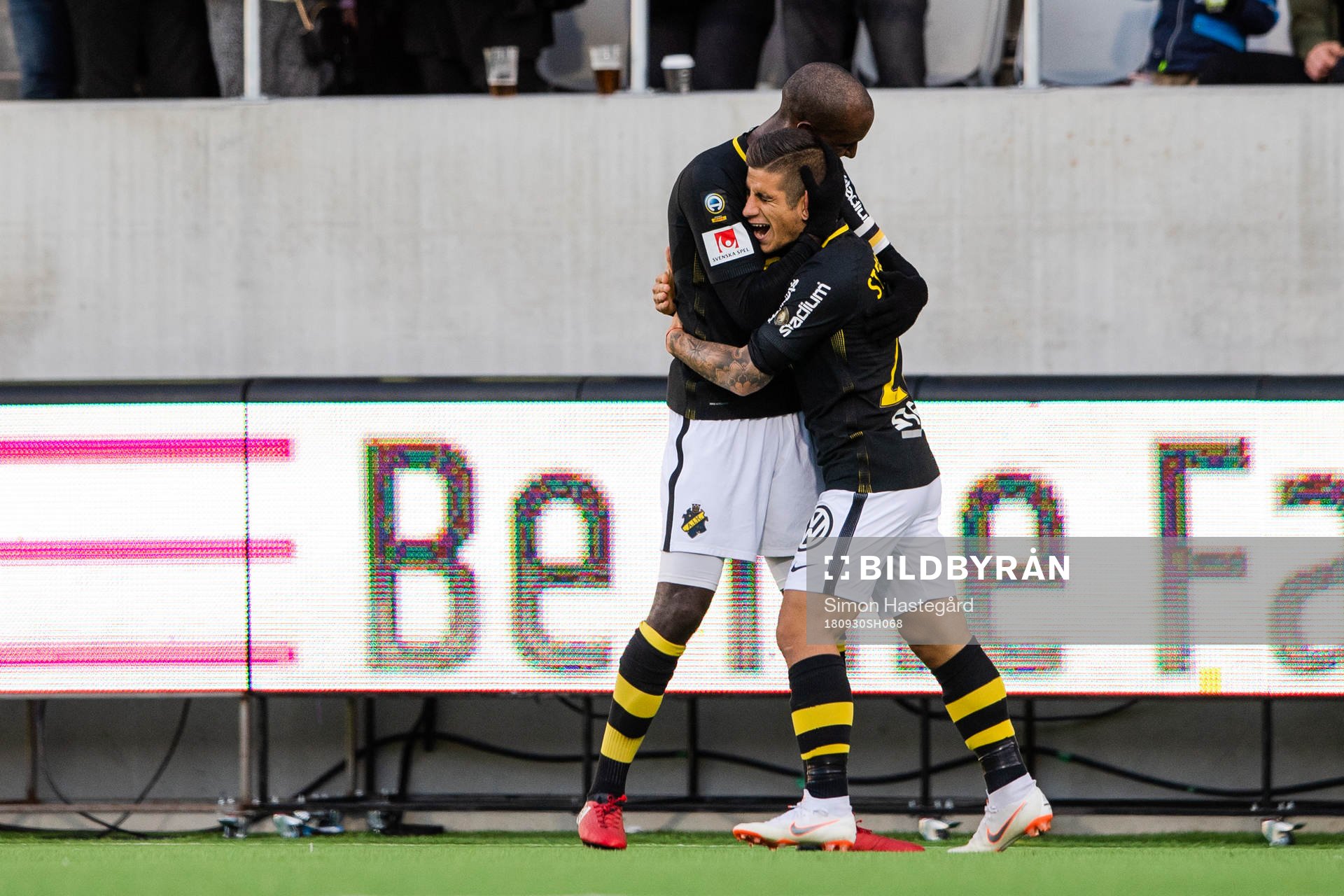 s Nicolas Stefanelli jublar med Henok Goitom
