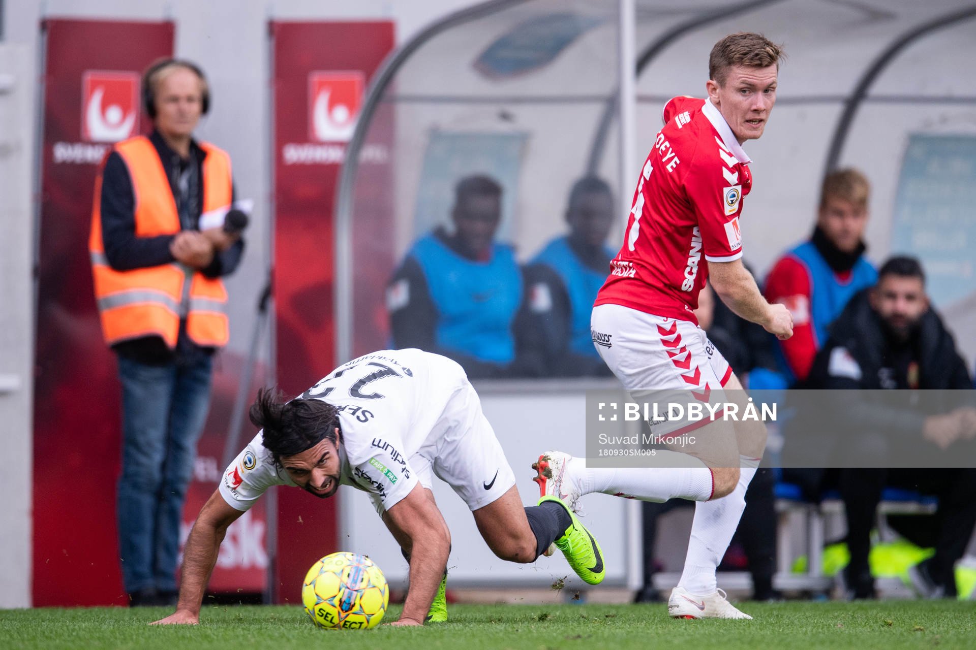 Brommapojkarnas Alexander Nilsson och Kalmars Peter Westberg under fotbollsmatchen i Allsvenskan mellan Kalmar och Brommapojkarna den 30 september 2018 i Kalmar.