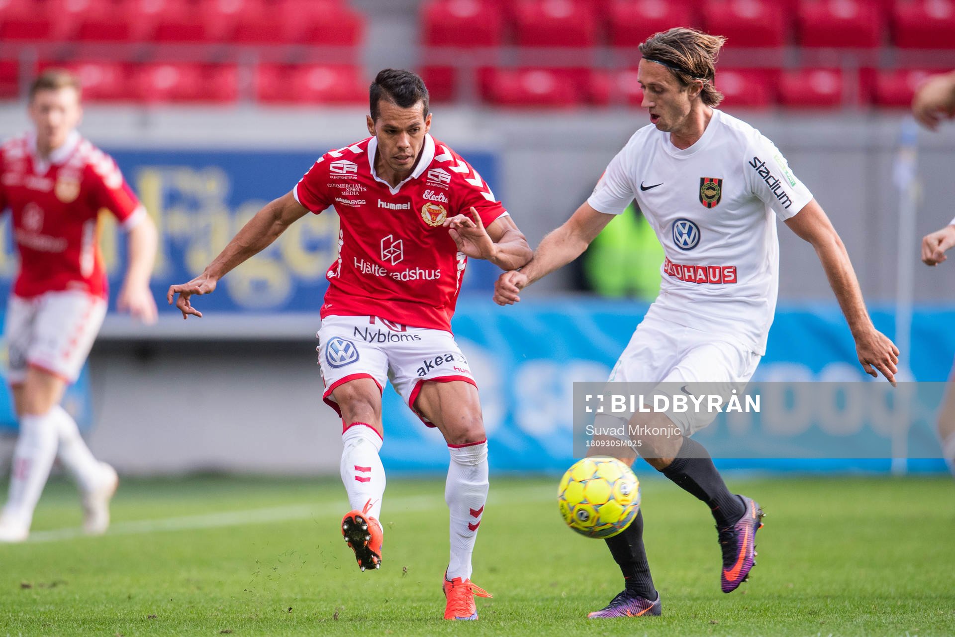 Kalmars Hiago Ramiro och Brommapojkarnas Philip Hellqvist under fotbollsmatchen i Allsvenskan mellan Kalmar och Brommapojkarna den 30 september 2018 i Kalmar.