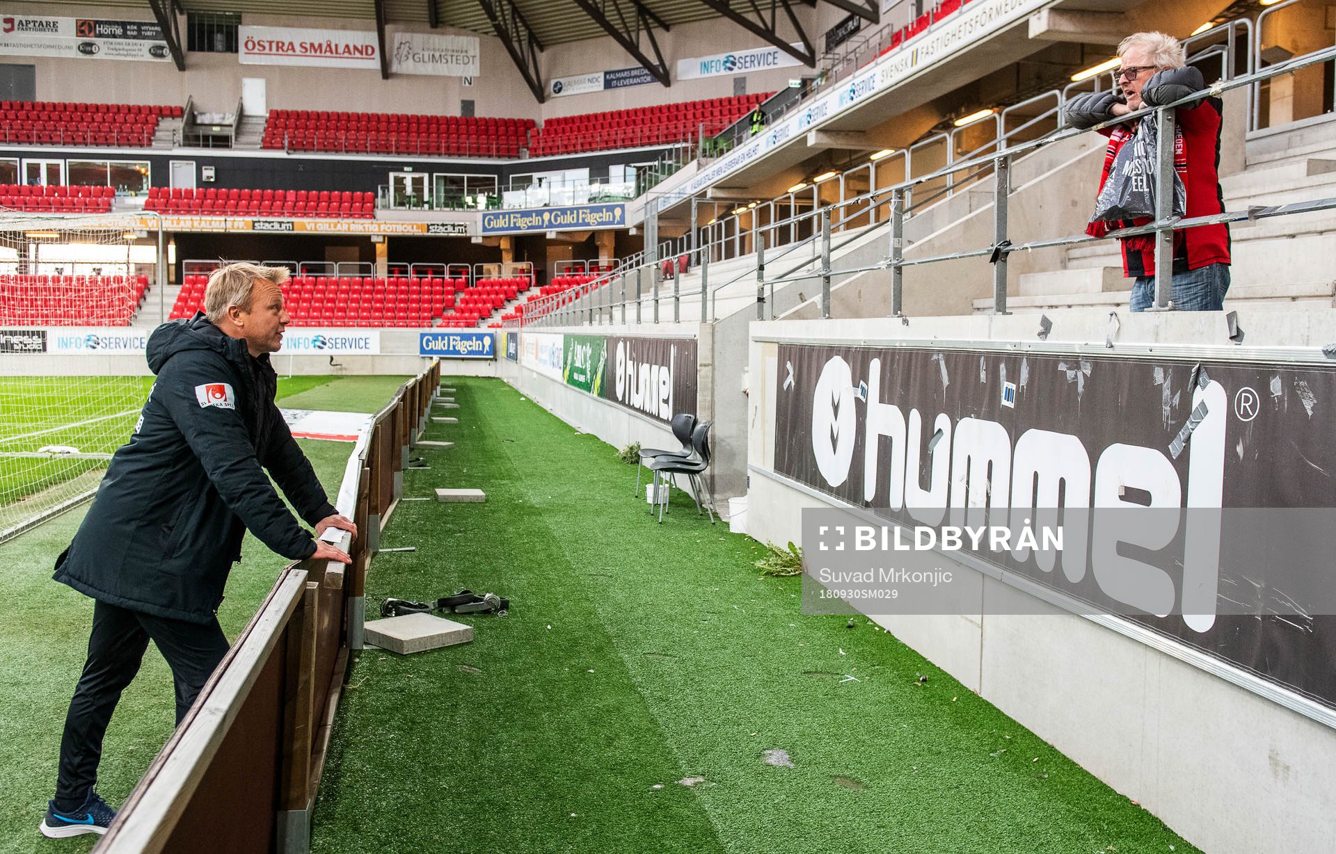 Brommapojkarnas tränare Roberth Björknesjö samtalar med