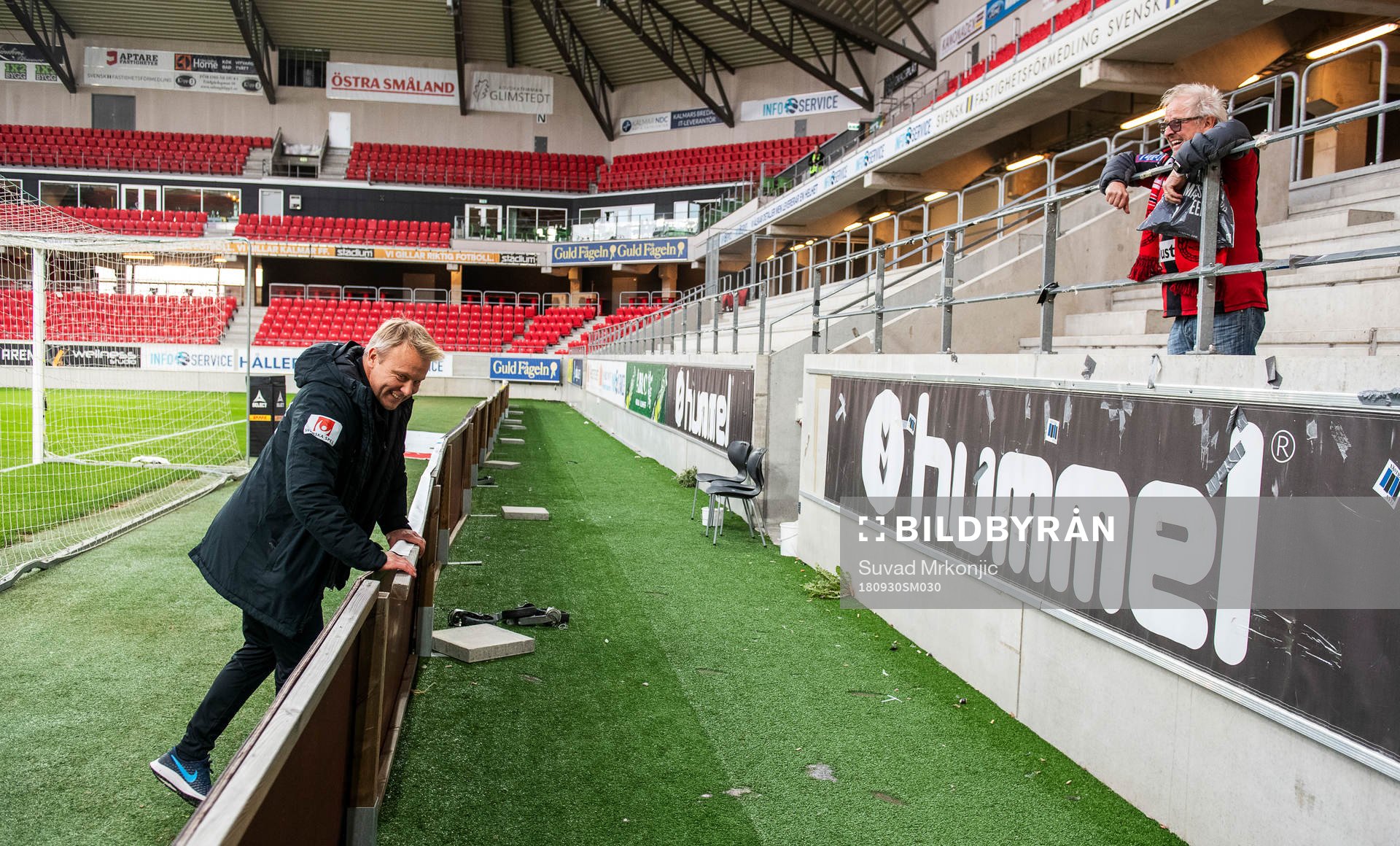 Brommapojkarnas tränare Roberth Björknesjö samtalar med