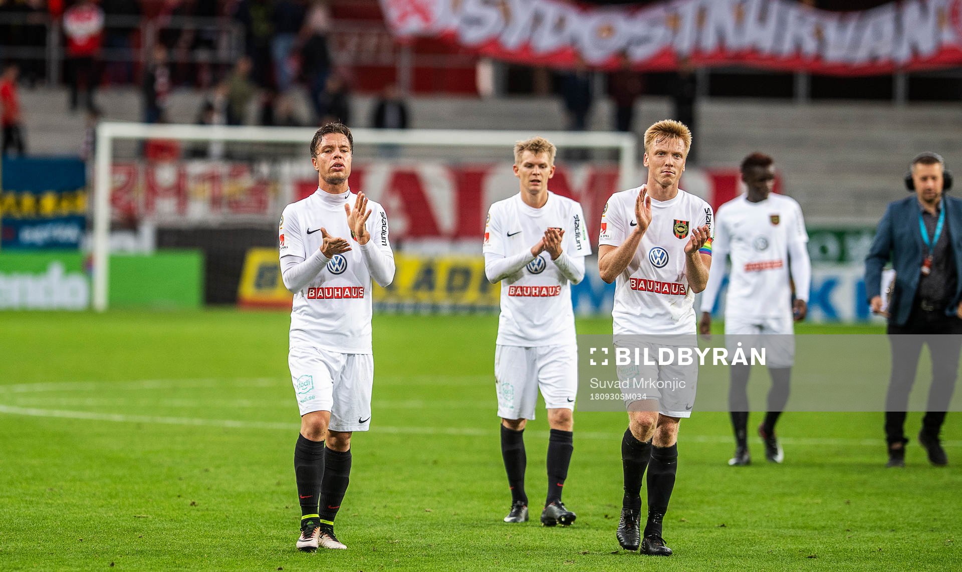 Brommapojkarnaspelarna applåderar sin supporter