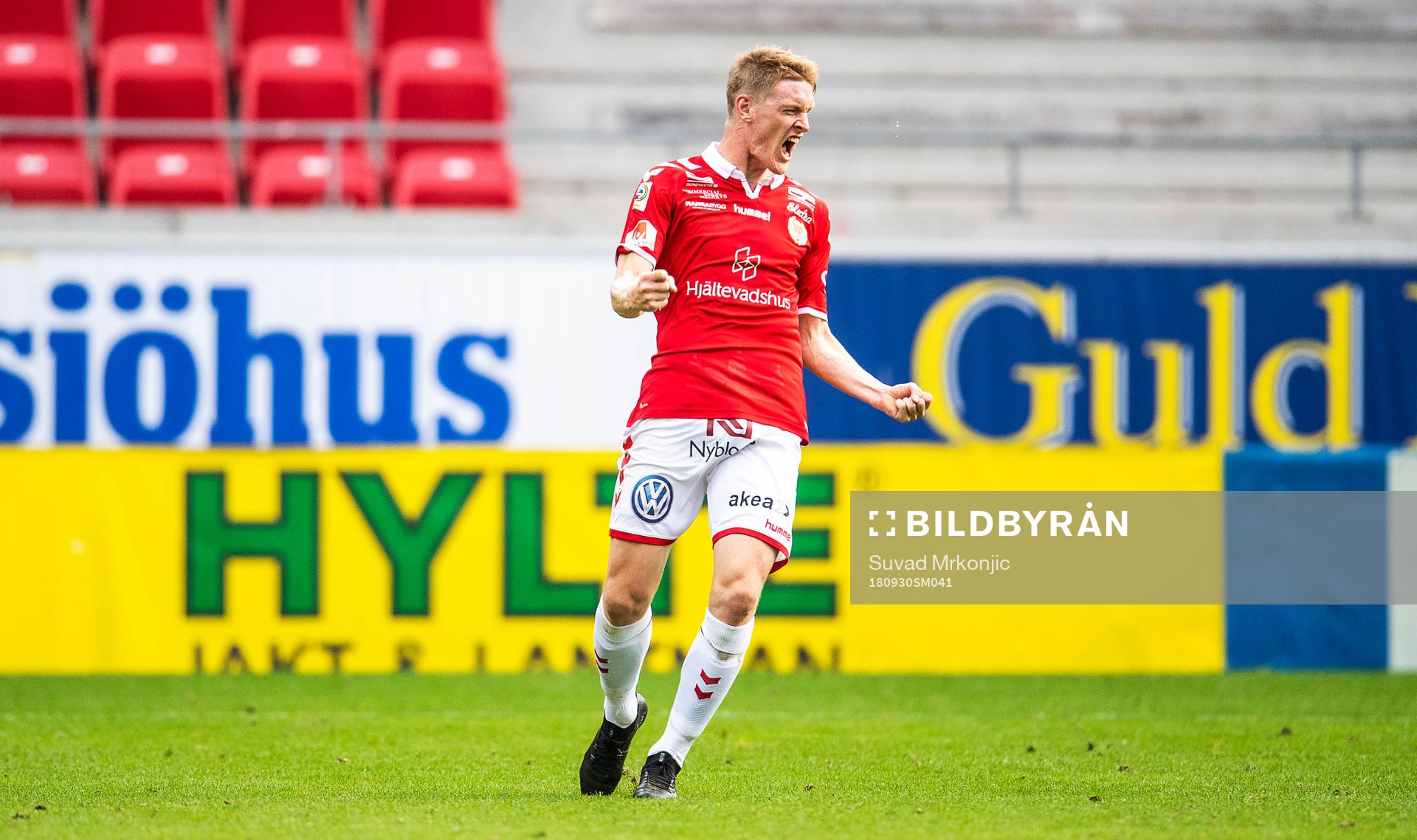 Kalmars Rasmus Elm jublar efter sitt 1-1 mål under fotbollsmatchen i Allsvenskan mellan Kalmar och Brommapojkarna den 30 september 2018 i Kalmar.