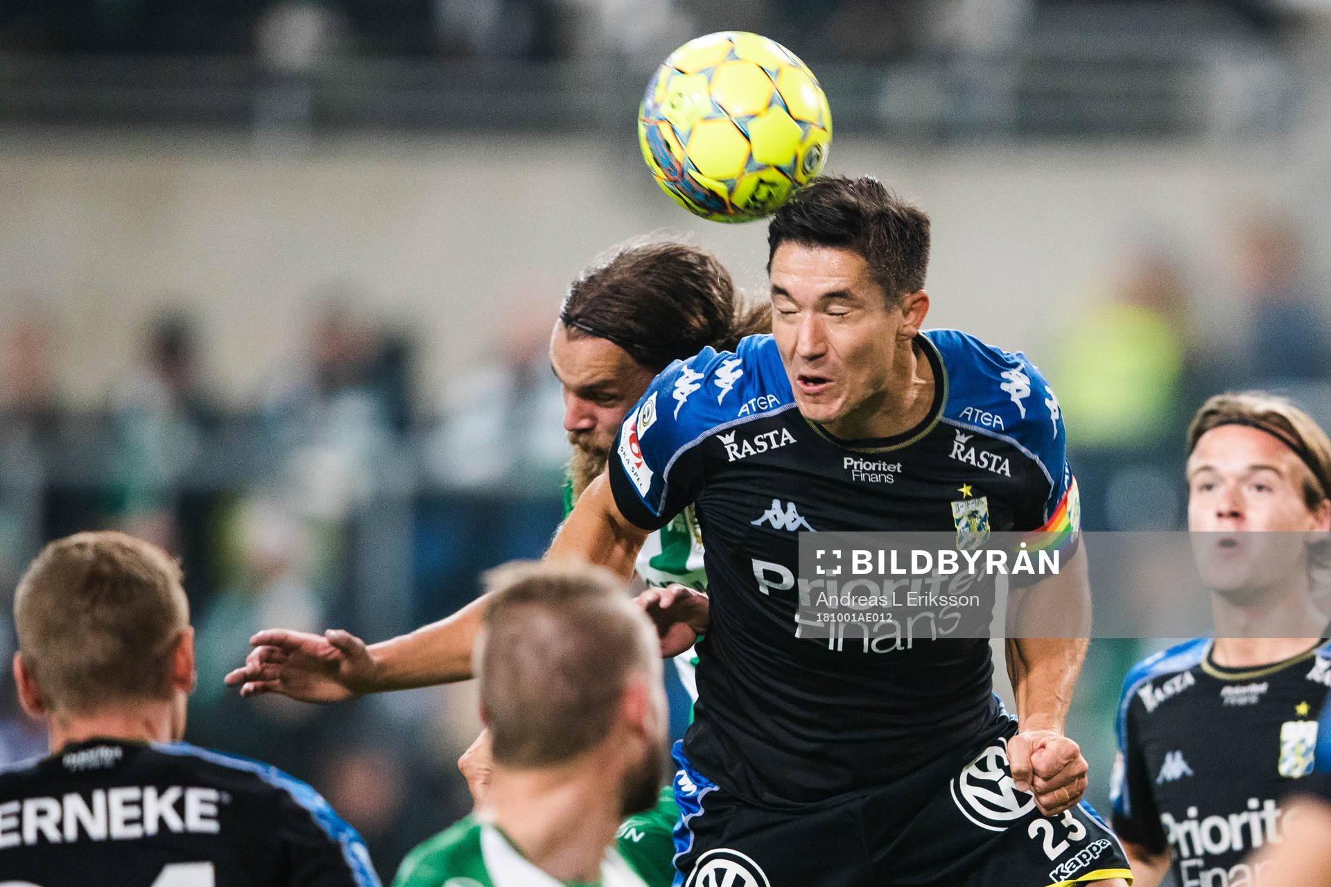 IFK Göteborgs David Boo Wiklander och Hammarbys Björn Paulsen i kamp om bollen under fotbollsmatchen i Allsvenskan mellan Hammarby och IFK Göteborg den 1 oktober 2018 i Stockholm. 