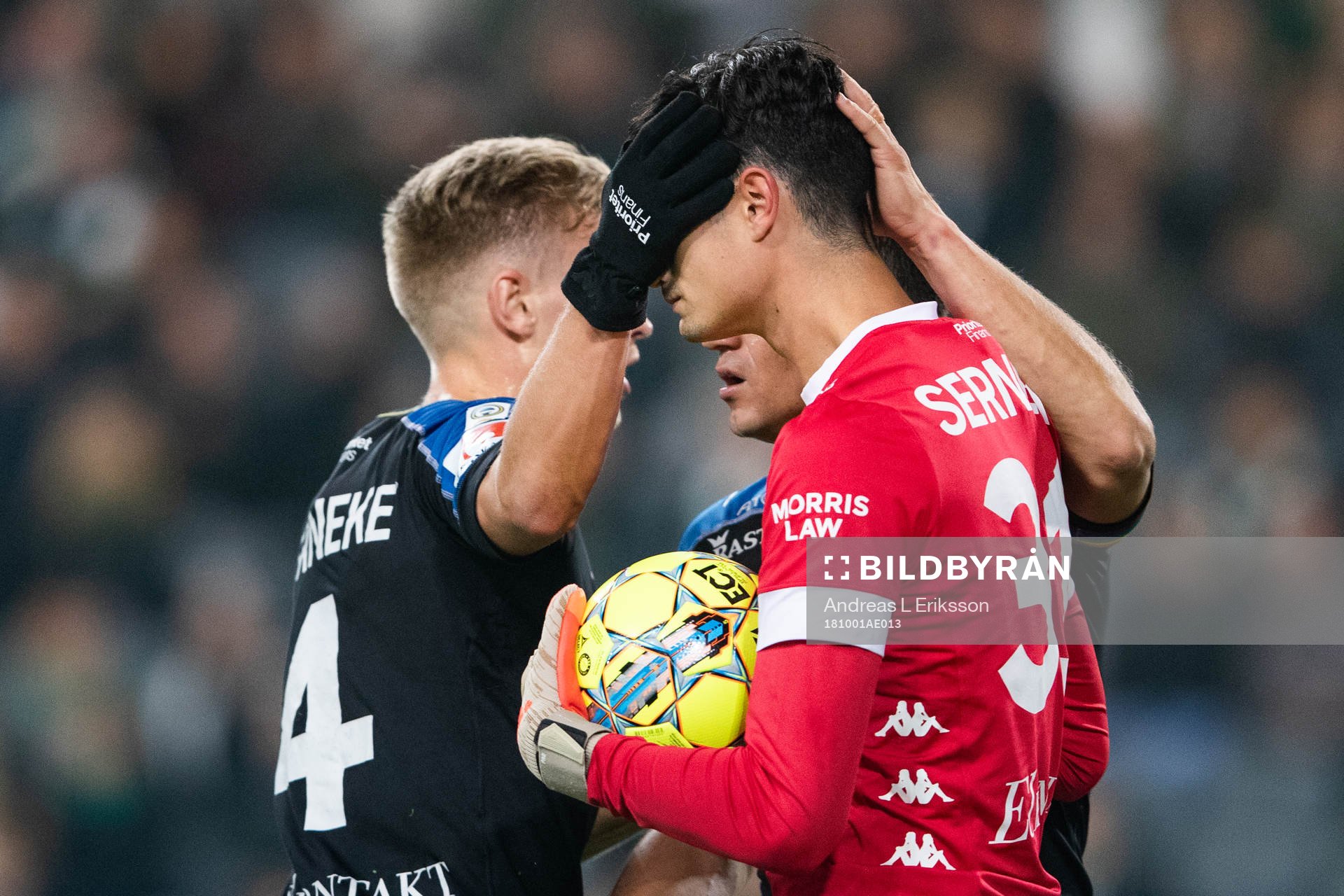 IFK Göteborgs Carl Starfelt klappar om målvakt Tom Amos