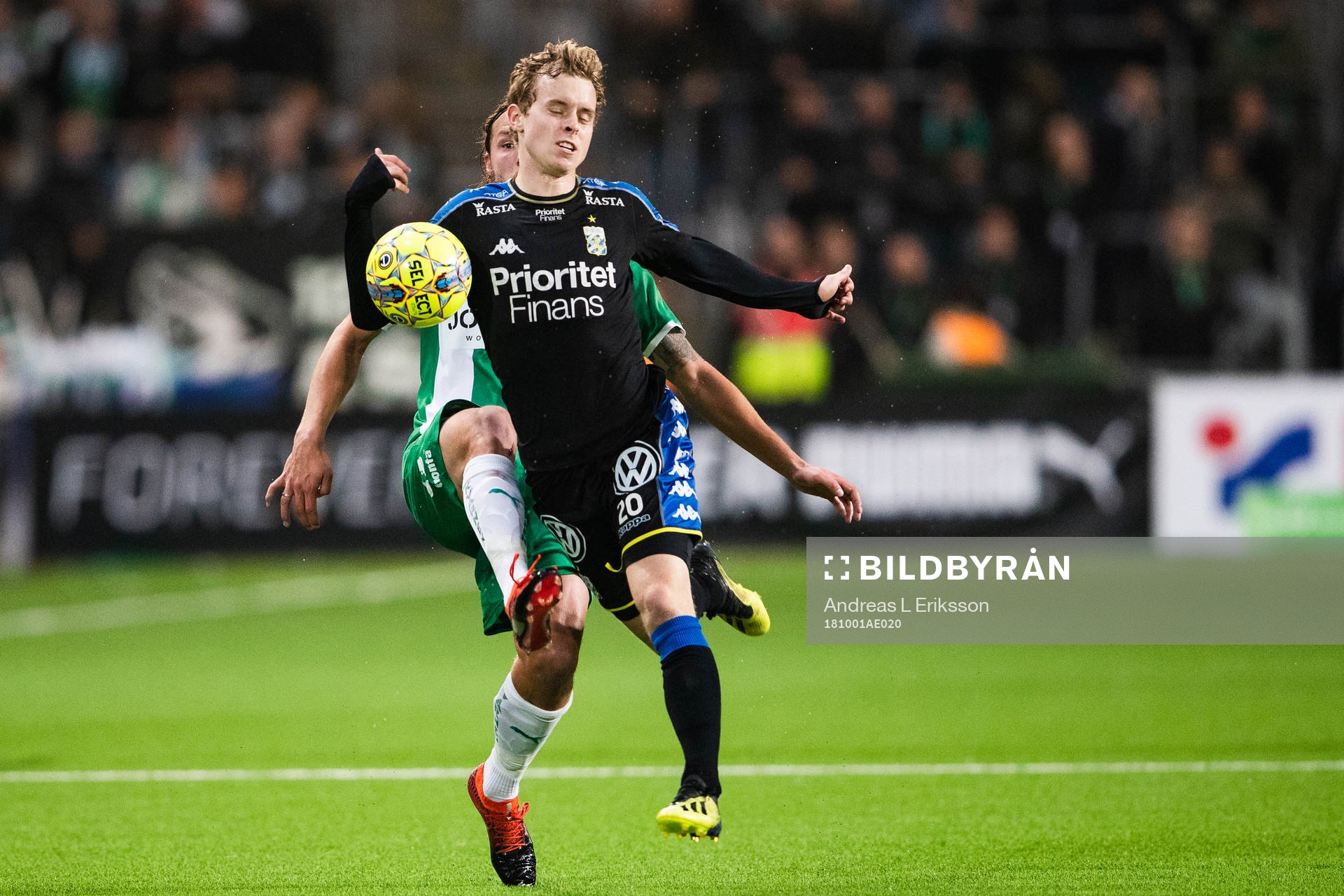 IFK Göteborgs Victor Wernersson tar med handen