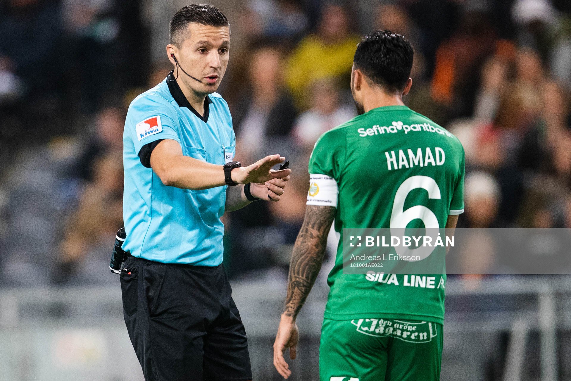 Domare Bojan Pandzic pratar med Hammarbys Jiloan Hamad