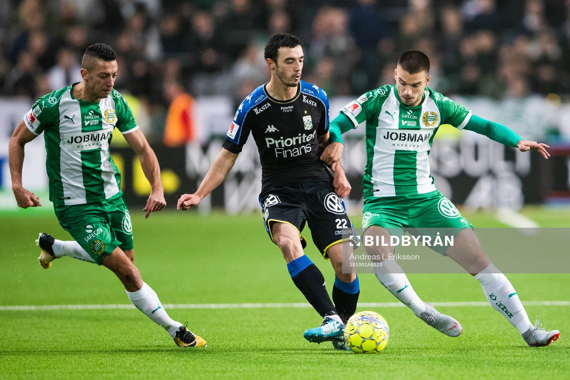 Hammarbys Nikola Djurdjic och Vladimir Rodic i kamp om bollen med IFK Göteborgs Giorgi Kharaishvili under fotbollsmatchen i Allsvenskan mellan Hammarby och IFK Göteborg den 1 oktober 2018 i Stockholm.