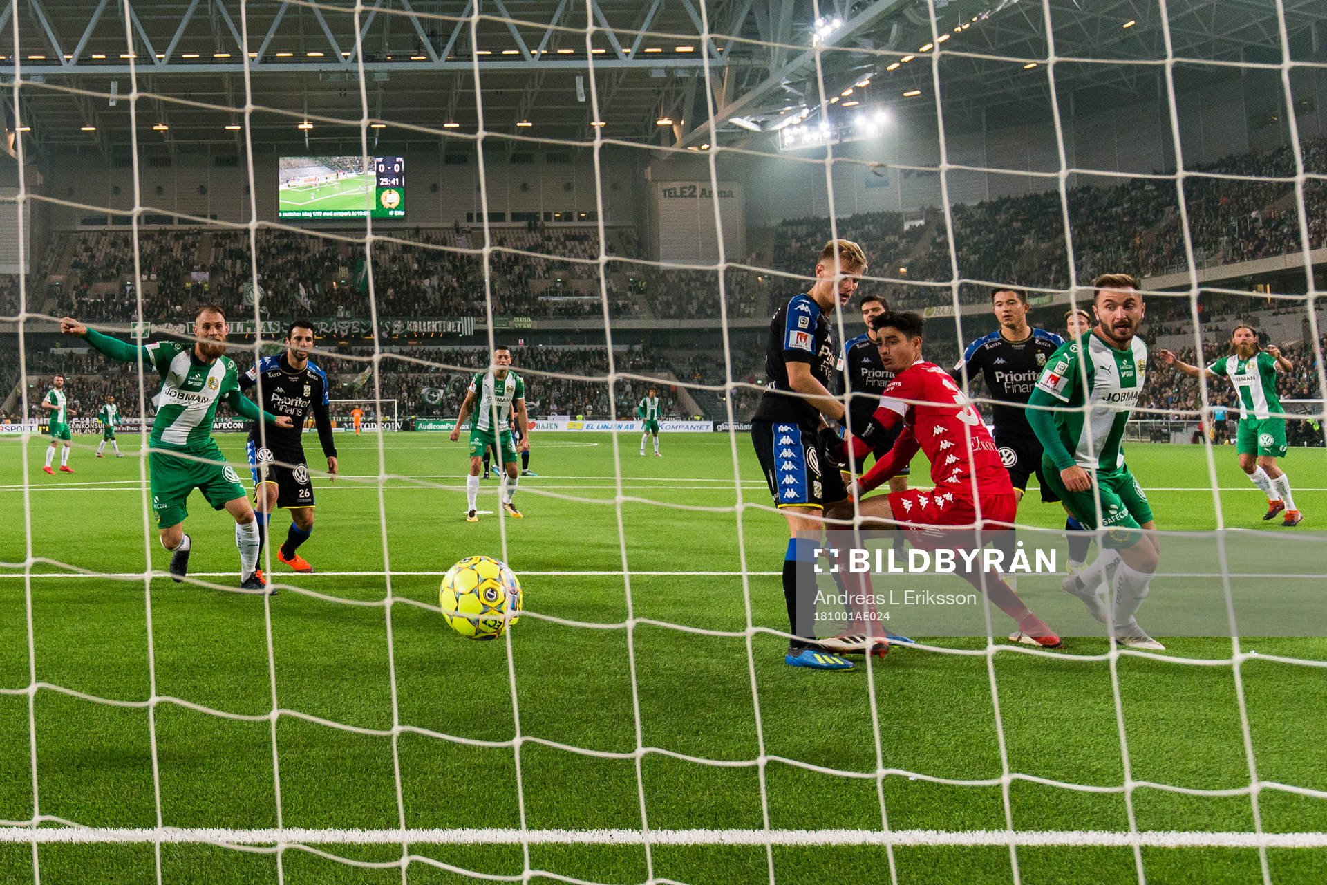 IFK Göteborgs målvakt Tom Amos och Hammarbys Muamer