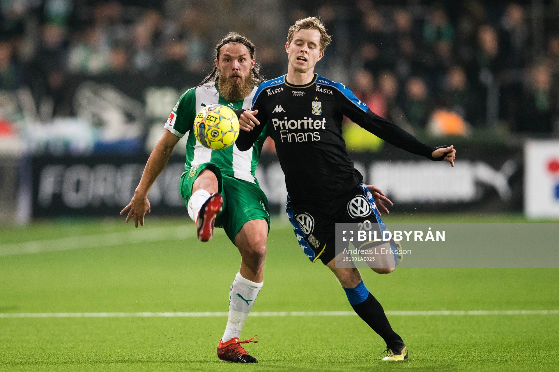 Hammarbys Björn Paulsen i kamp om bollen med IFK