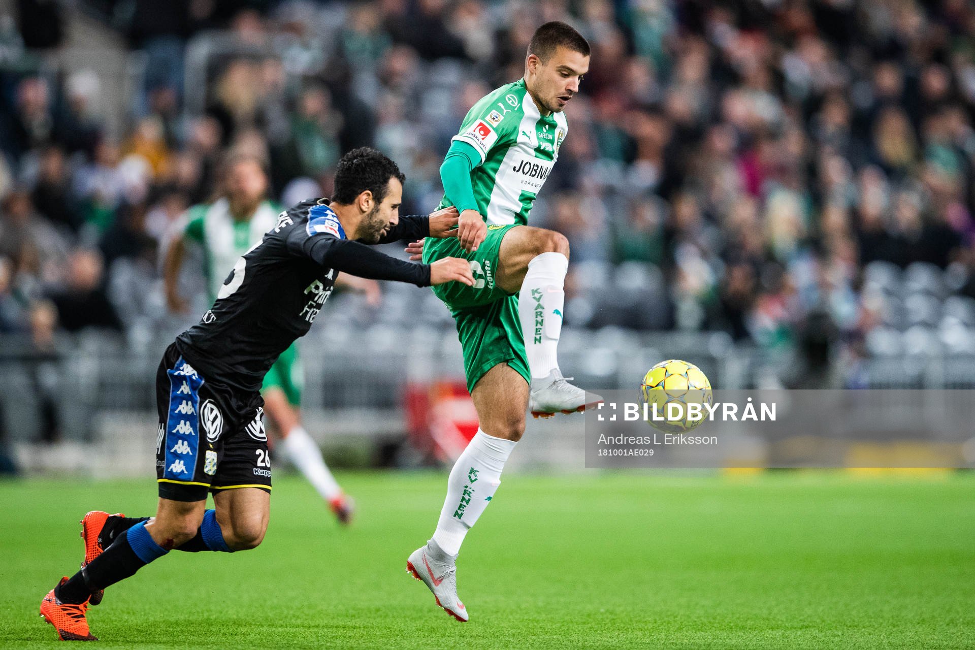 IFK Göteborgs André Calisir och Hammarbys Vladimir Rodic i kamp om bollen under fotbollsmatchen i Allsvenskan mellan Hammarby och IFK Göteborg den 1 oktober 2018 i Stockholm.