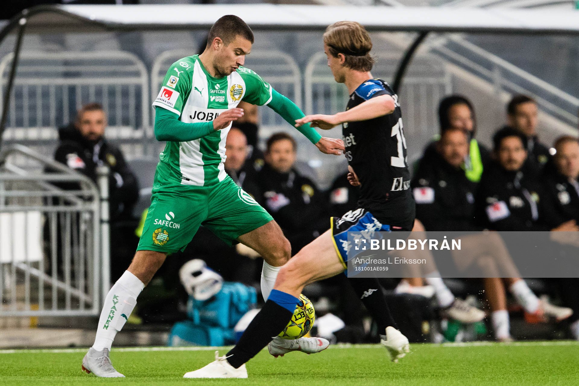 Hammarbys Vladimir Rodic  i kamp om bollen med IFK