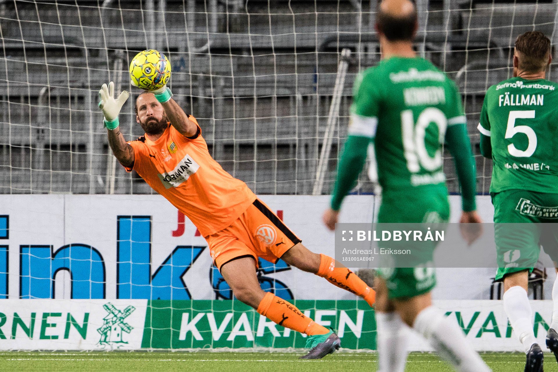 Hammarbys målvakt Johan Wiland med en räddning