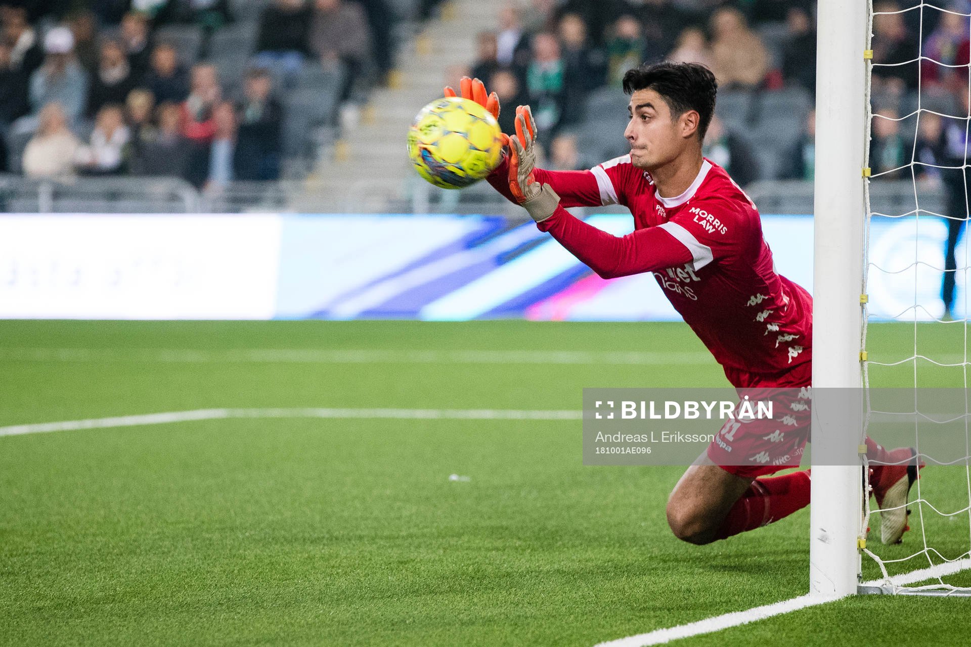 IFK Göteborgs målvakt Tom Amos med en räddning