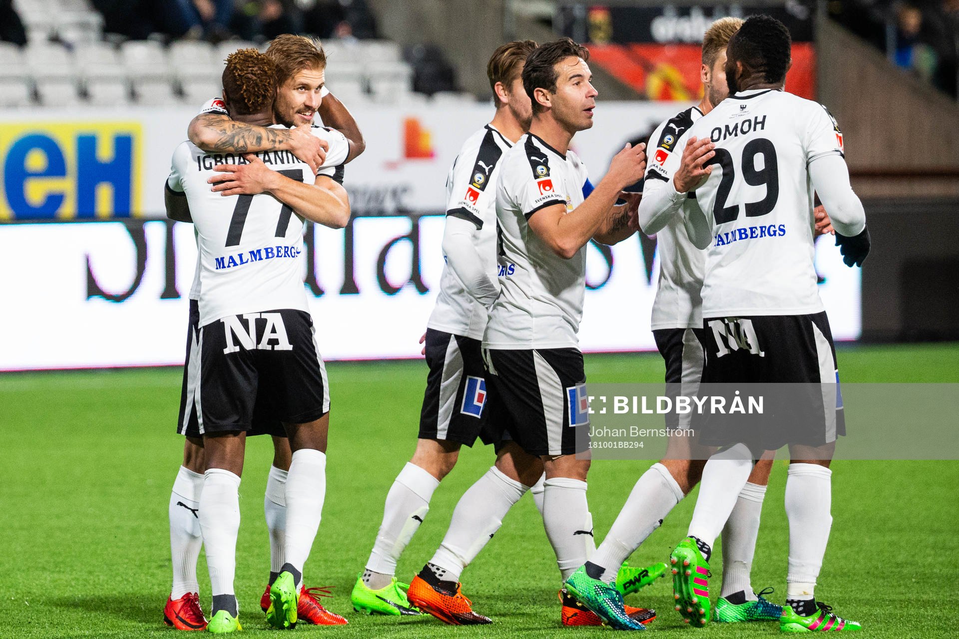 Örebros Kennedy Igboananike jublar med Daniel Björnkvist