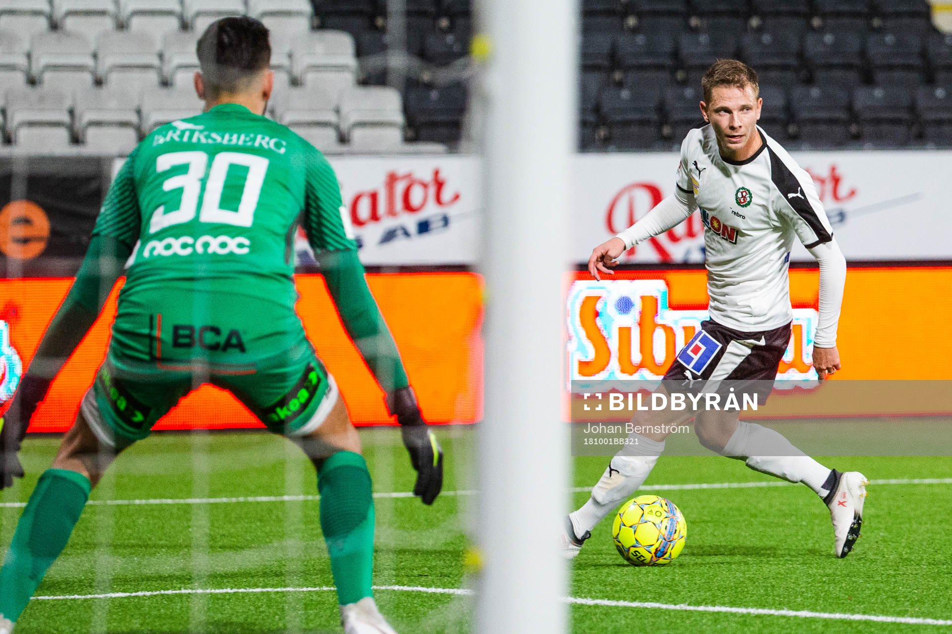 Örebros Johan Bertilsson utmanar Trelleborgs målvakt