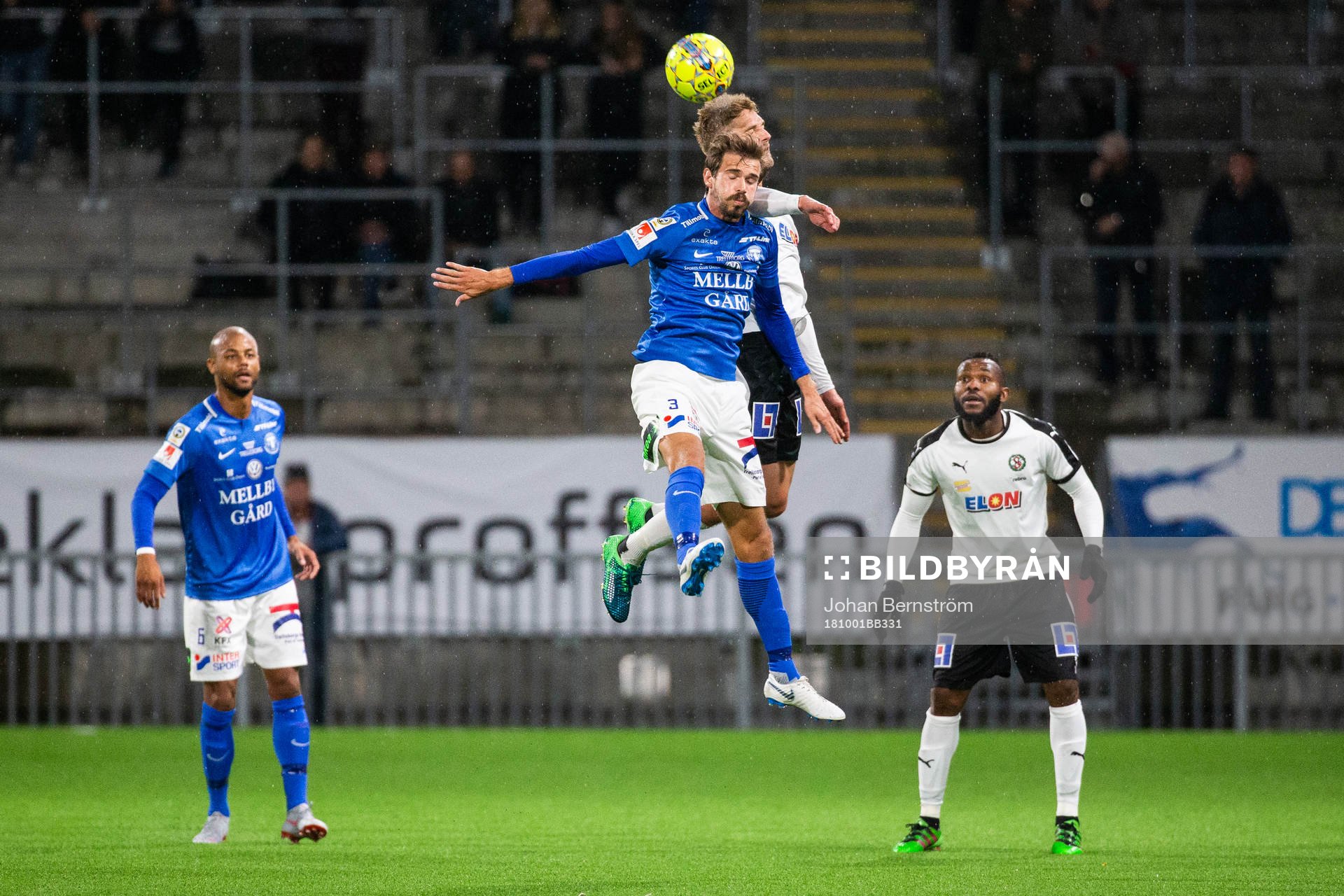 Trelleborgs Sebastian Ohlsson och Örebros Johan Mårtensson i kamp om bollen under fotbollsmatchen i Allsvenskan mellan Örebro och Trelleborg den 1 oktober 2018 i Örebro.