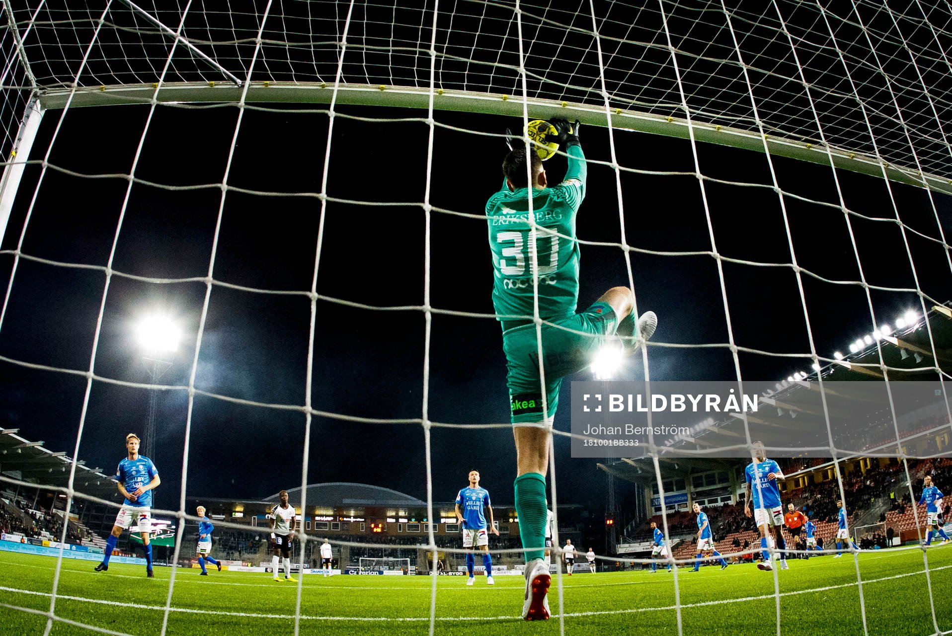 Trelleborgs målvakt Marko Johansson tappar in 1-0 målet
