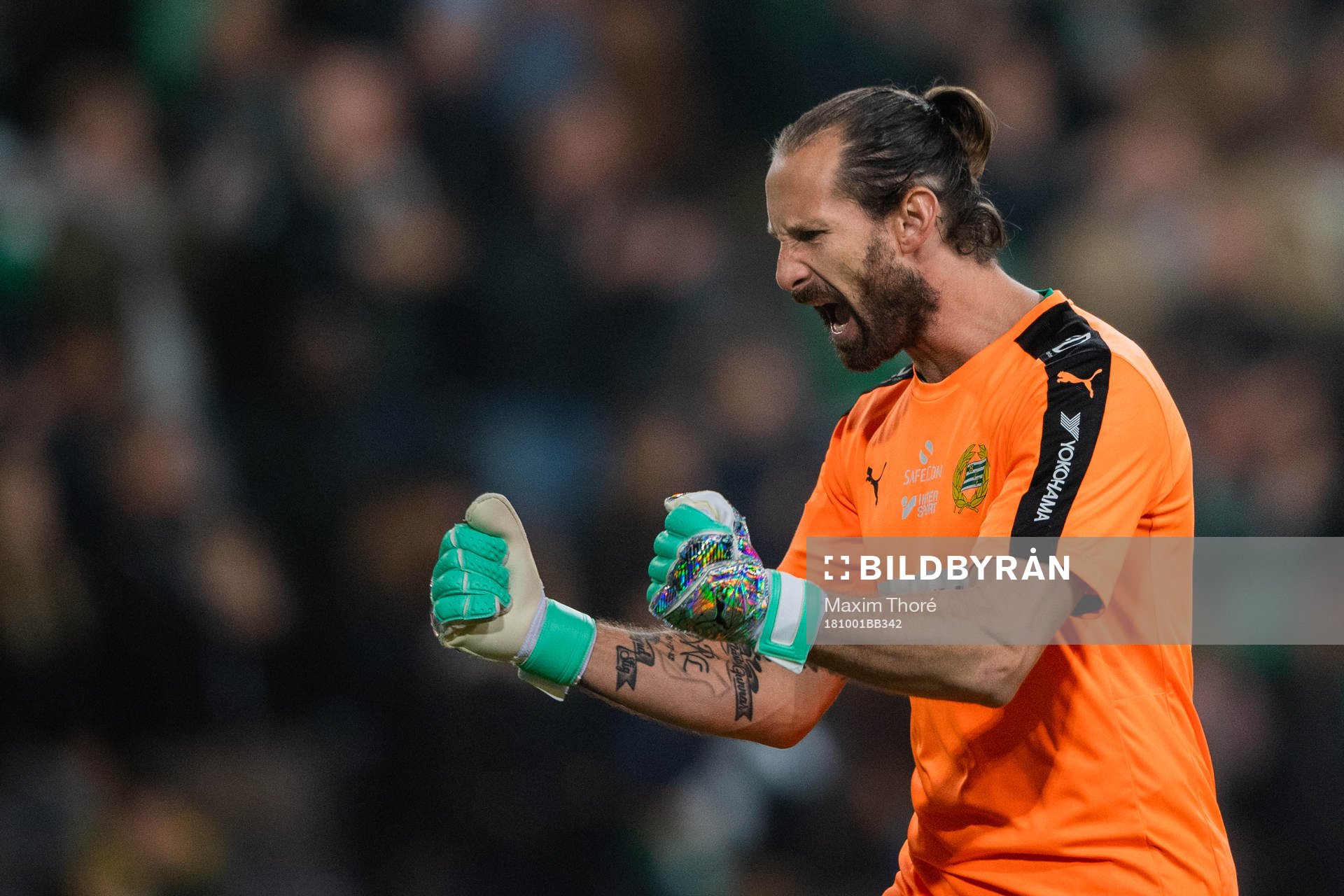 Hammarbys målvakt Johan Wiland jublar