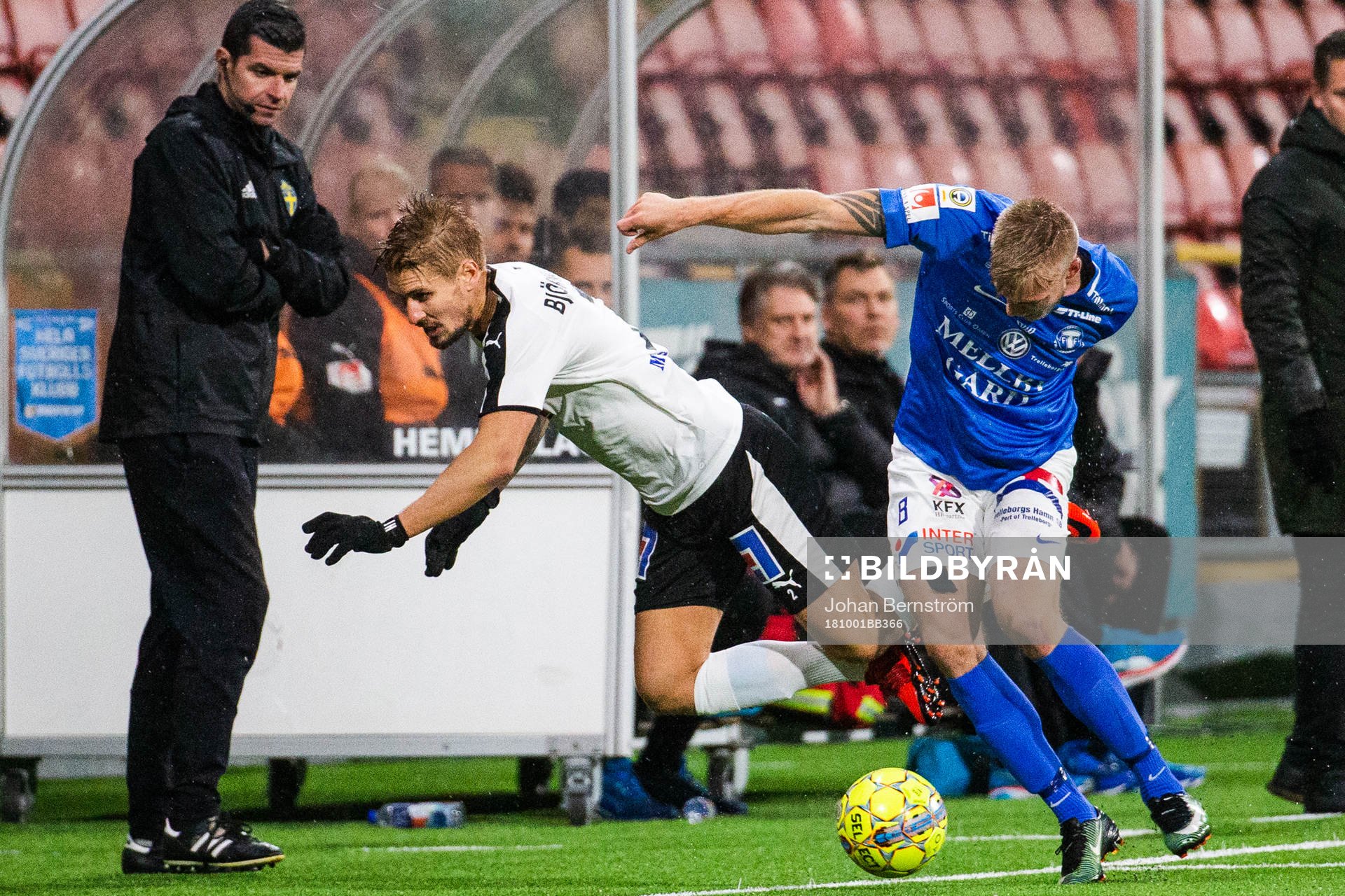 Örebros Daniel Björnkvist tacklas av Trelleborgs Robin