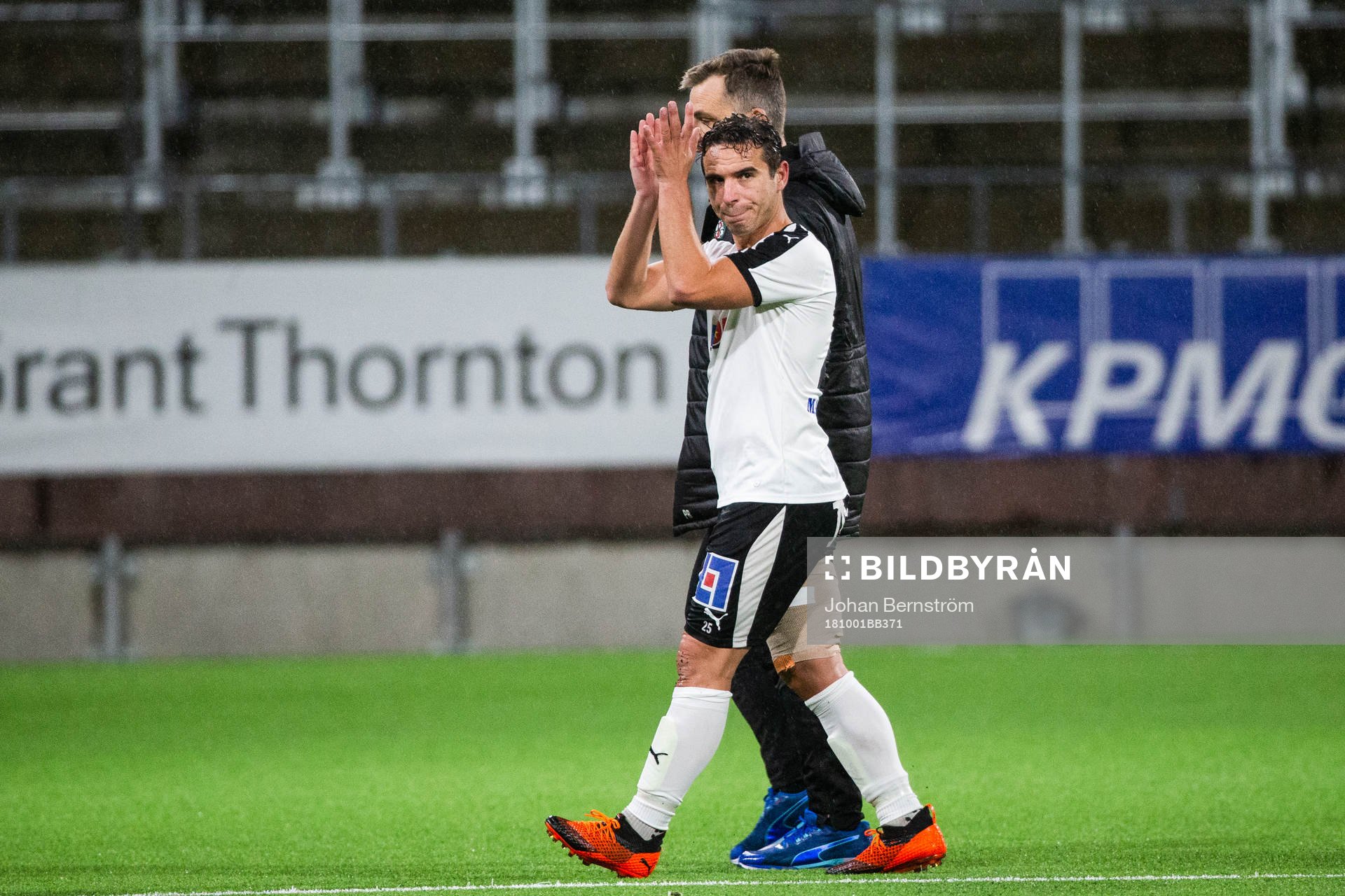 Örebros Nordin Gerzic lämnar plan med lindat lår skadad