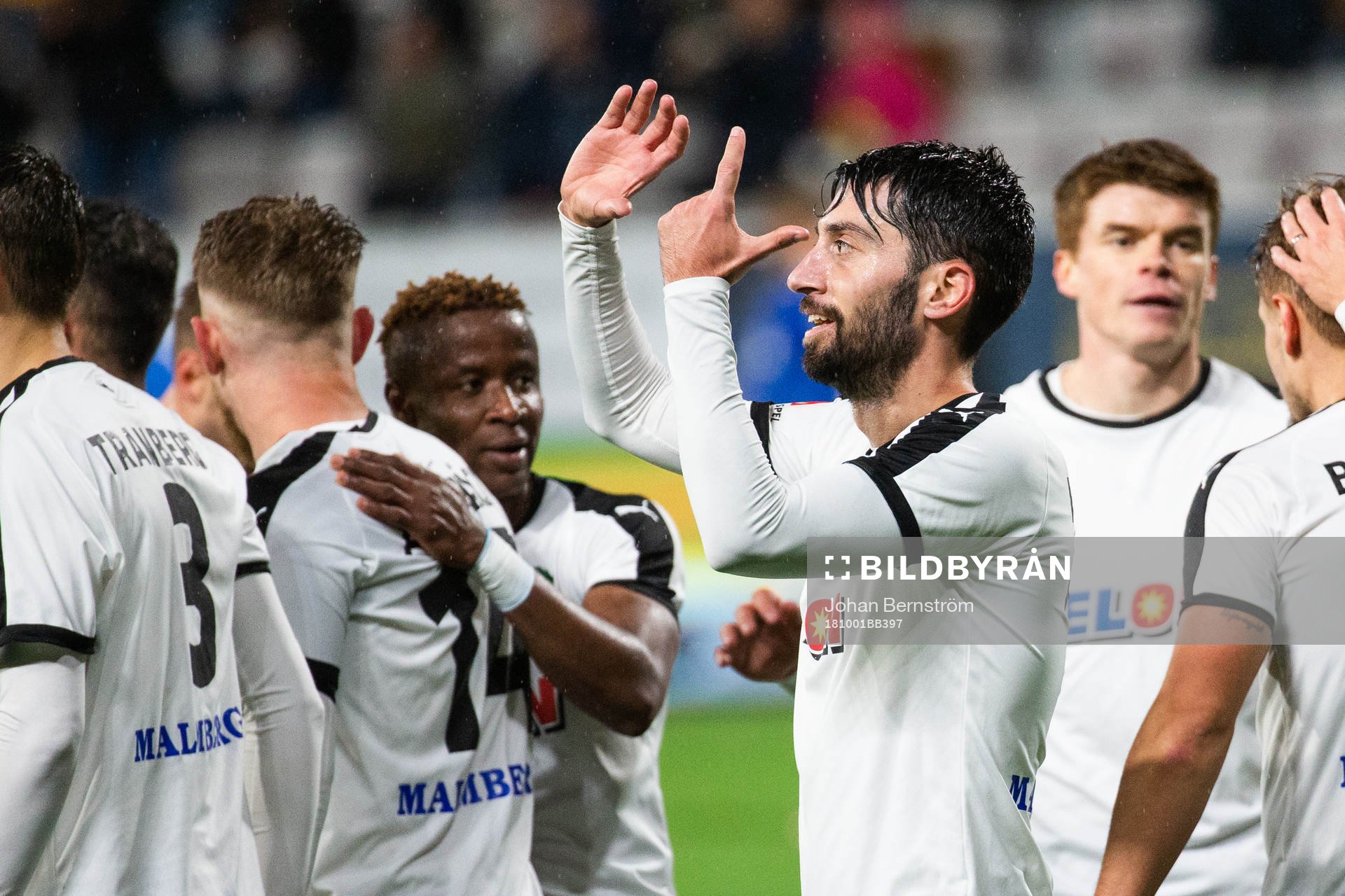 Örebros Nahir Besara jublar med lagkamrater