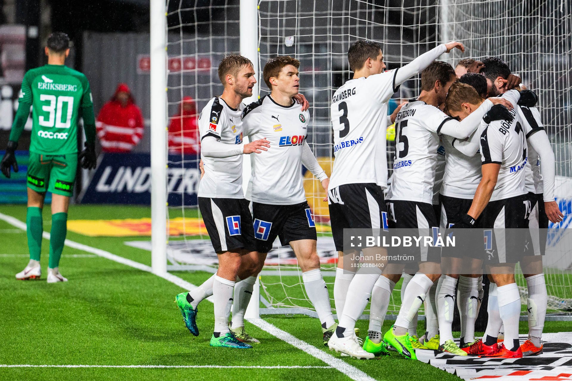 Örebros Nahir Besara jublar med lagkamrater