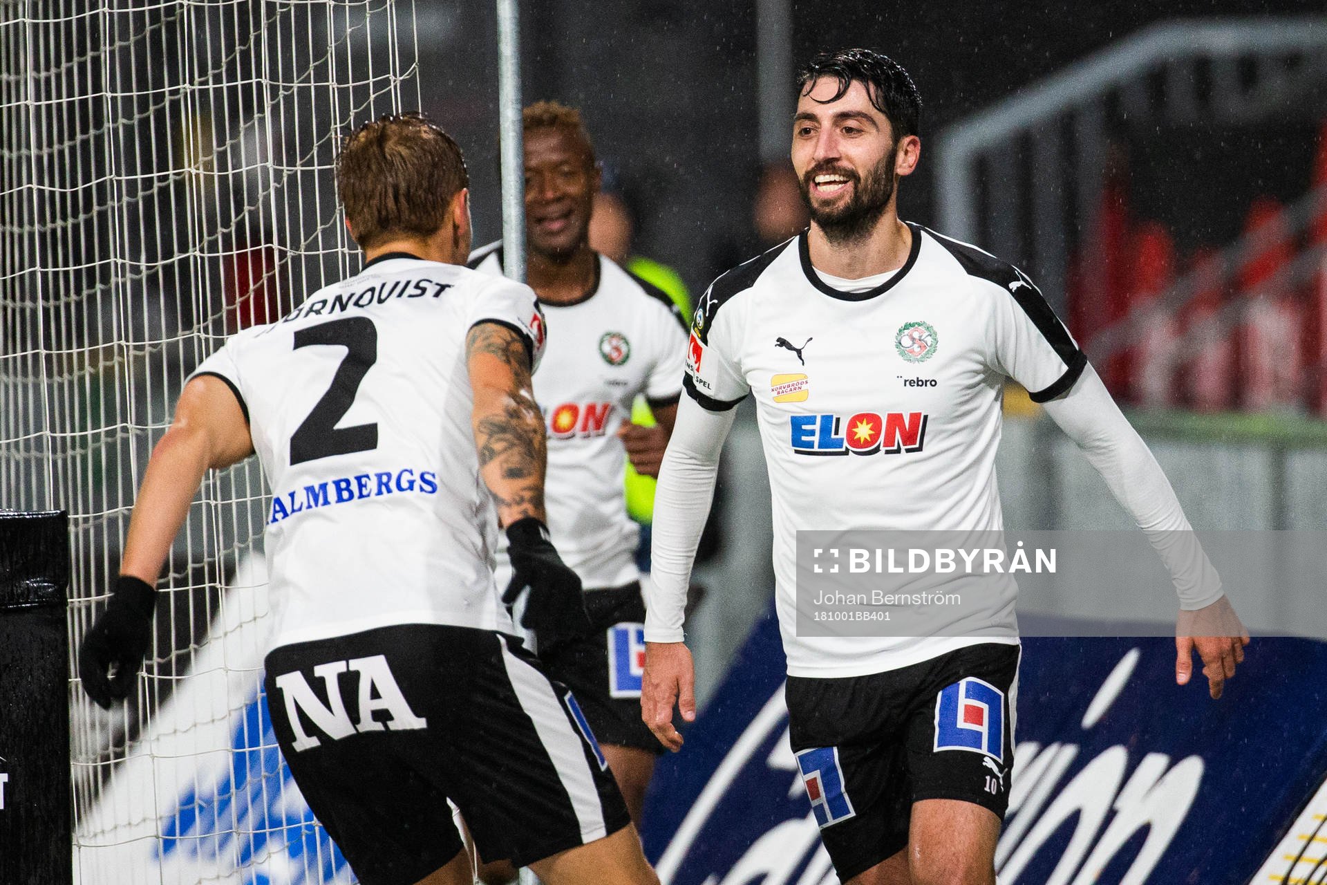 Örebros Nahir Besara jublar med Daniel Björnkvist
