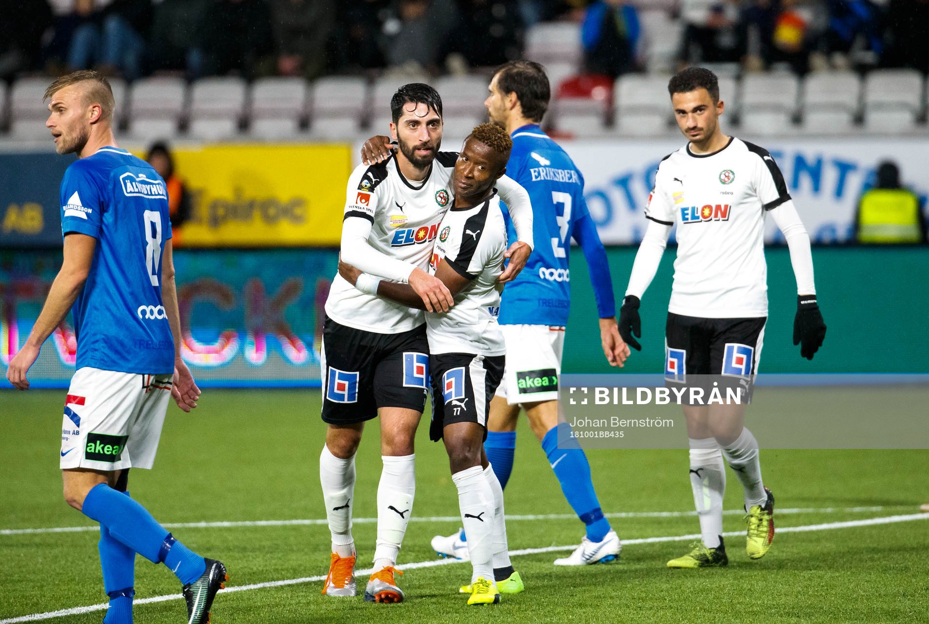Örebros Nahir Besara jublar med Kennedy Igboananike efter att ha gjort 4-0 under fotbollsmatchen i Allsvenskan mellan Örebro och Trelleborg den 1 oktober 2018 i Örebro.