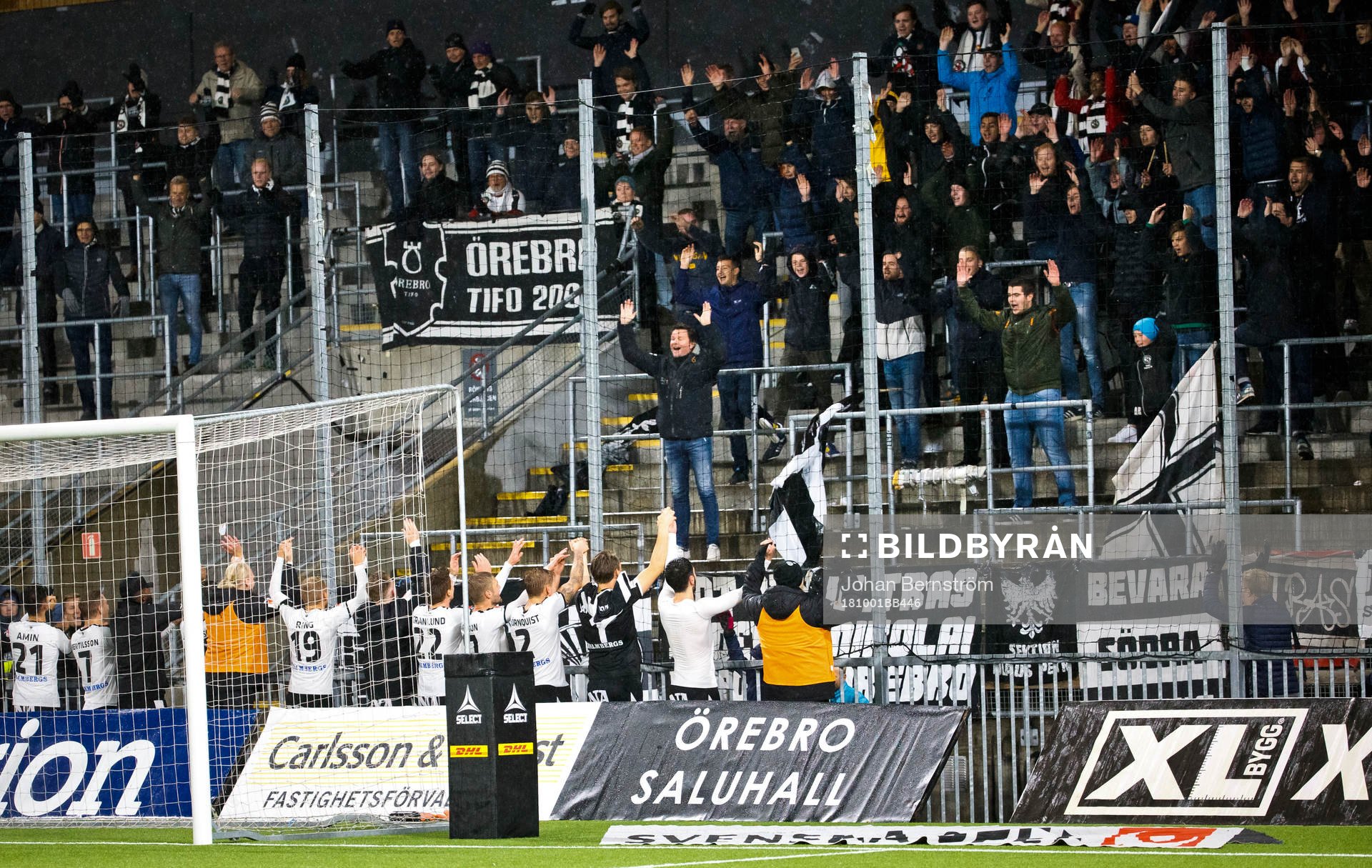 Örebrosspelarna jublar framför fansen