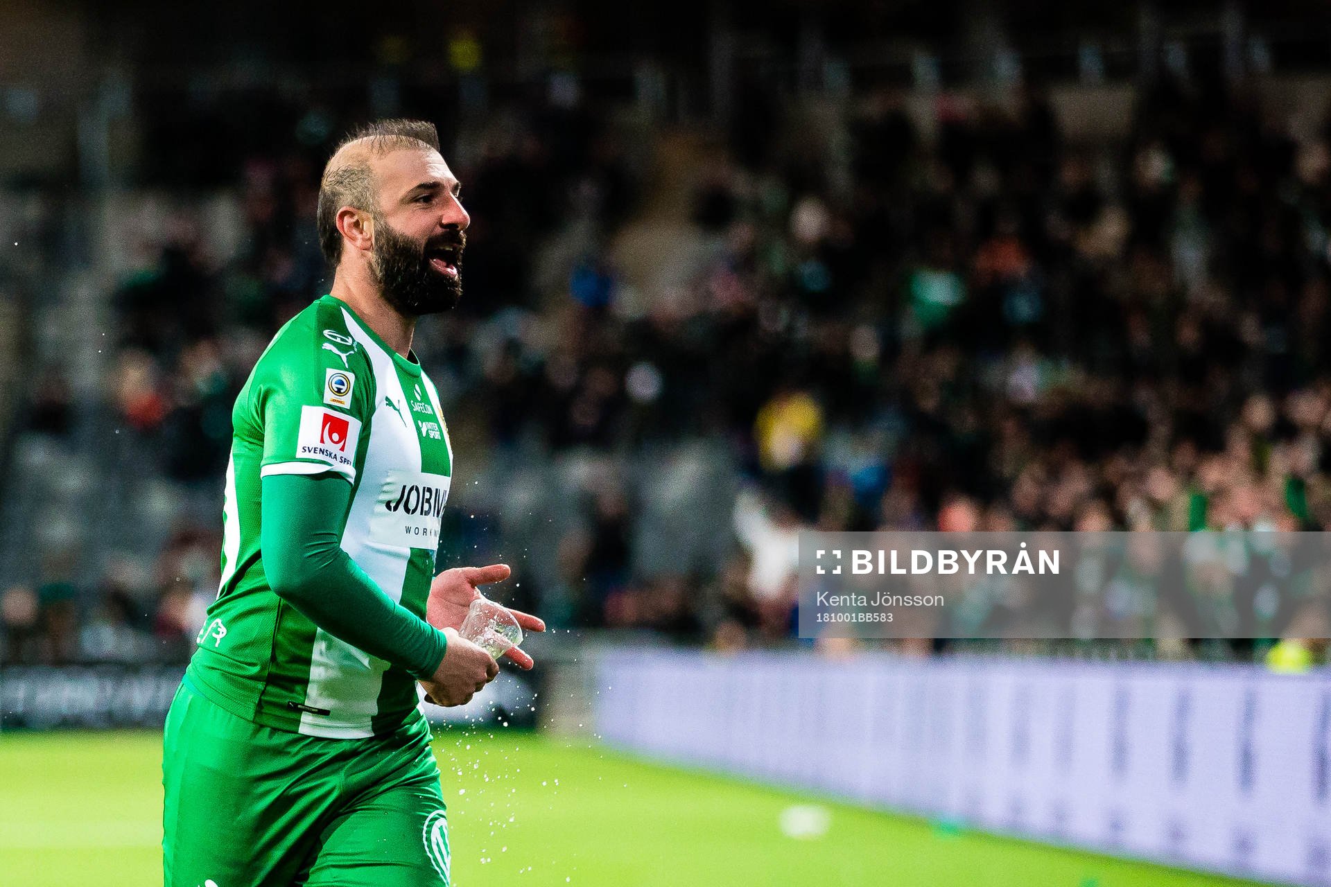 Hammarbys Kennedy Bakircioglu fångar en plastmugg med öl och jublar efter 3-0 på en frispark under fotbollsmatchen i Allsvenskan mellan Hammarby och IFK Göteborg den 1 Oktober 2018 i Stockholm.