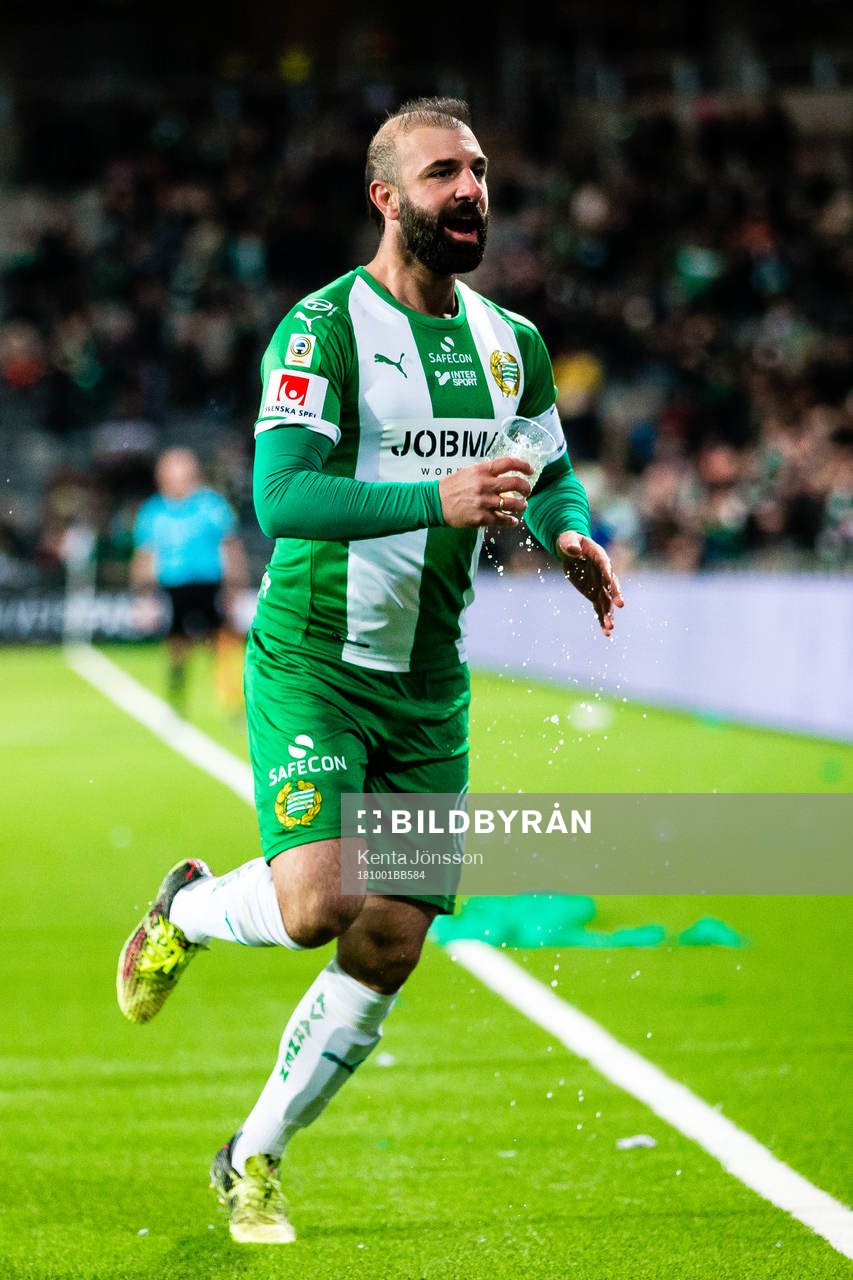Hammarbys Kennedy Bakircioglu jublar med en öl