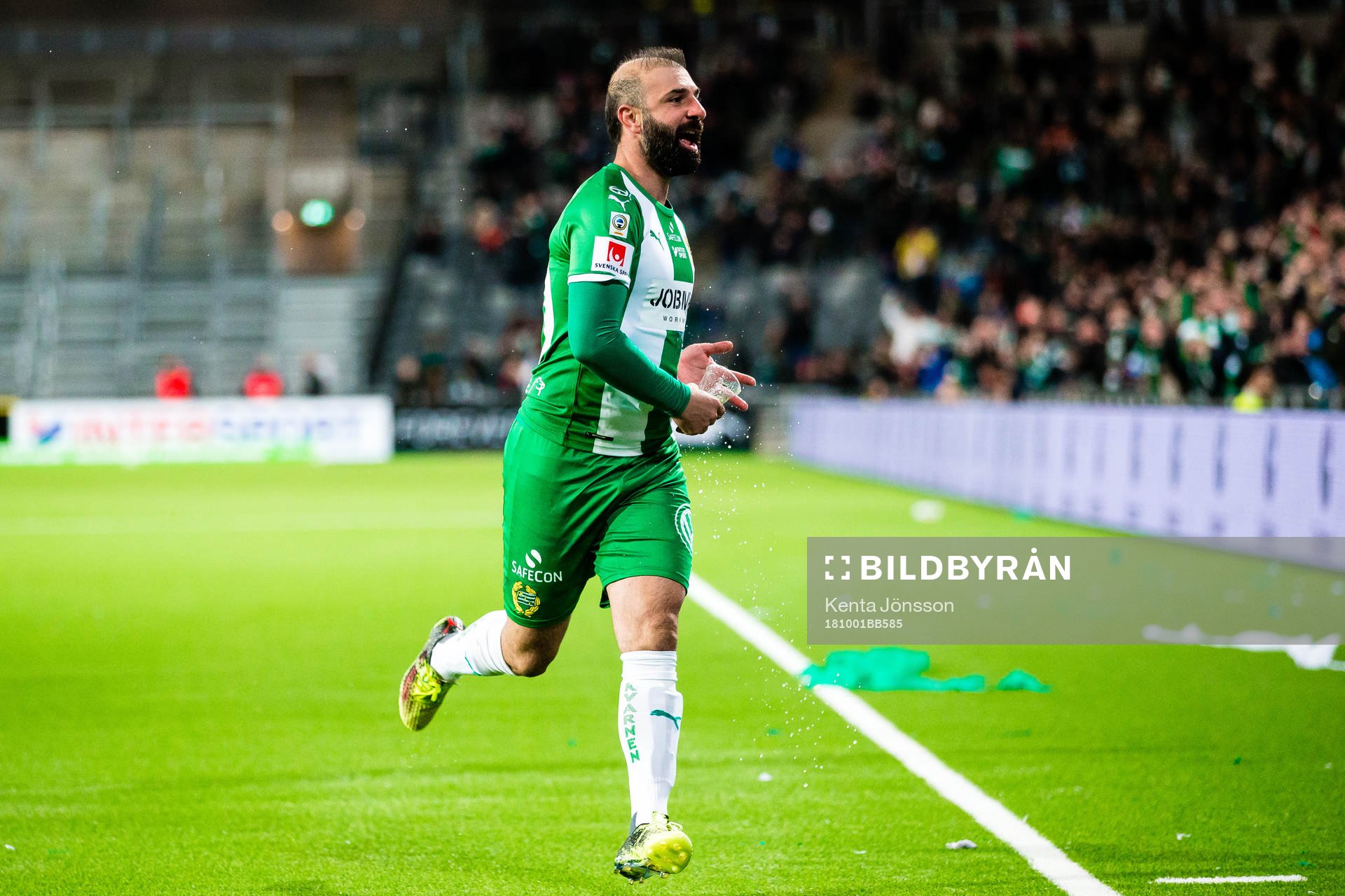 Hammarbys Kennedy Bakircioglu fångar en plastmugg med öl