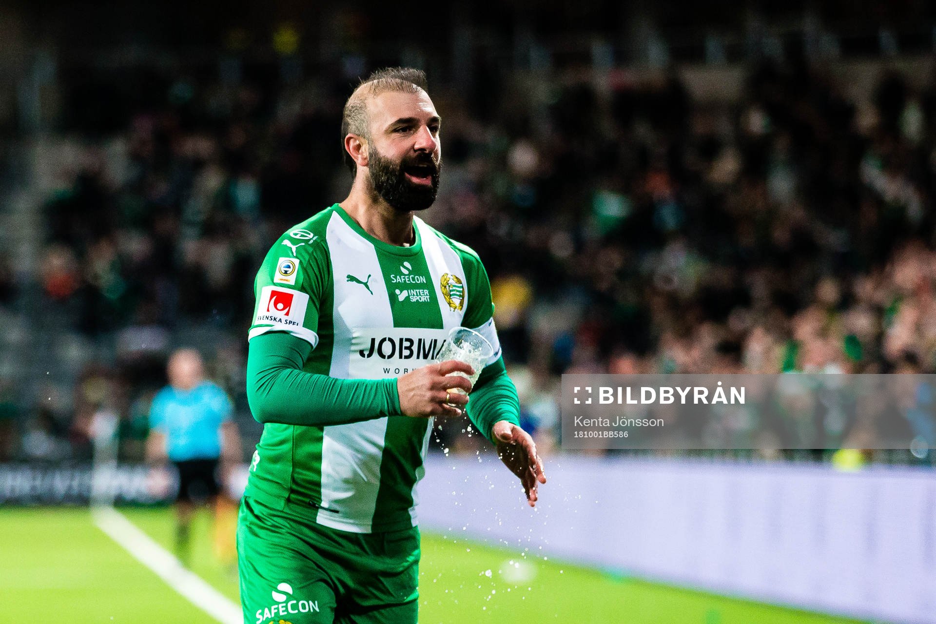 Hammarbys Kennedy Bakircioglu jublar med en öl