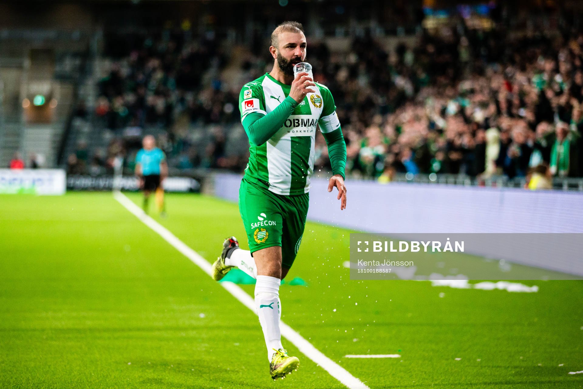 Hammarbys Kennedy Bakircioglu jublar med en öl