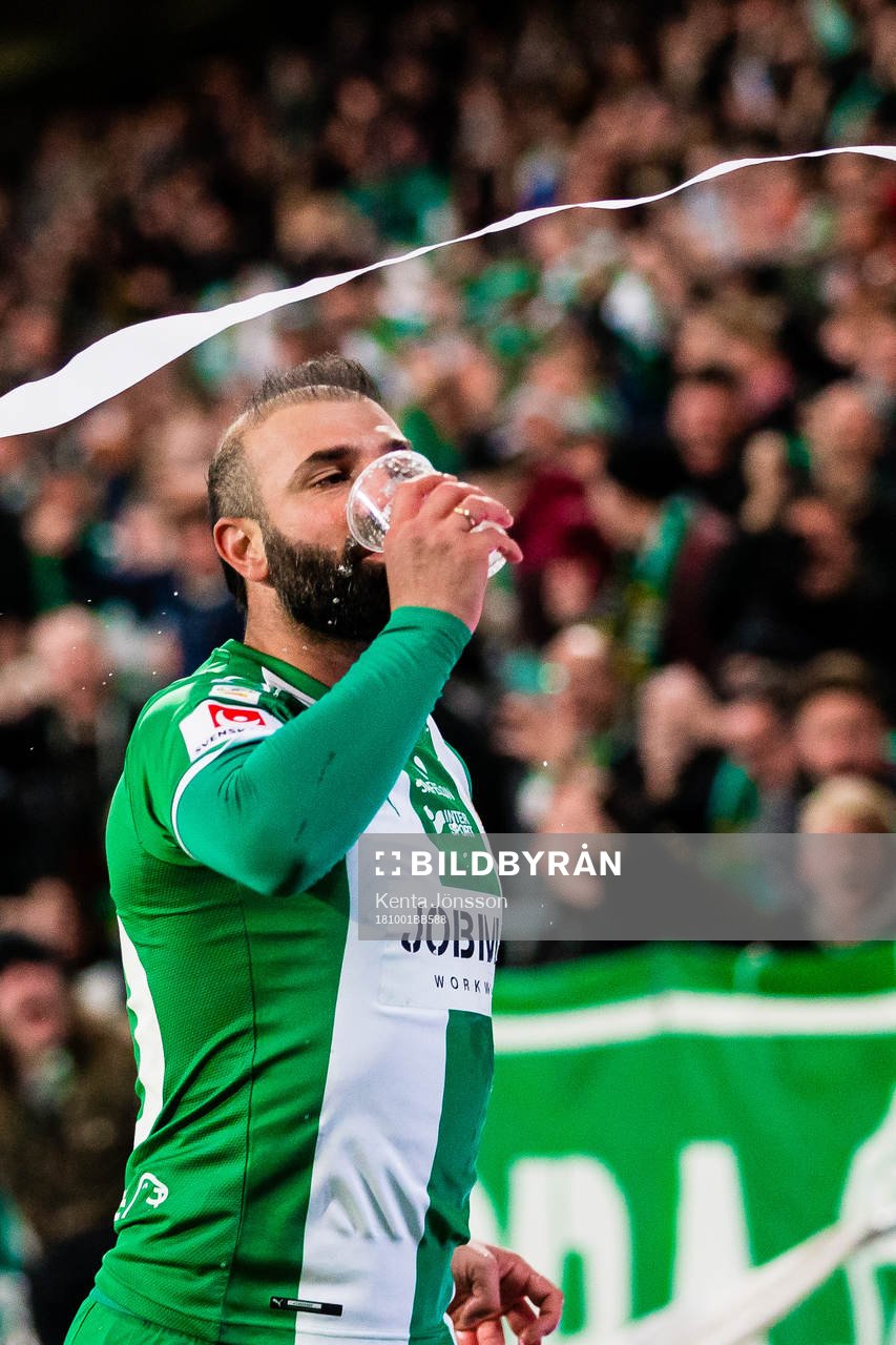 Hammarbys Kennedy Bakircioglu jublar med en öl