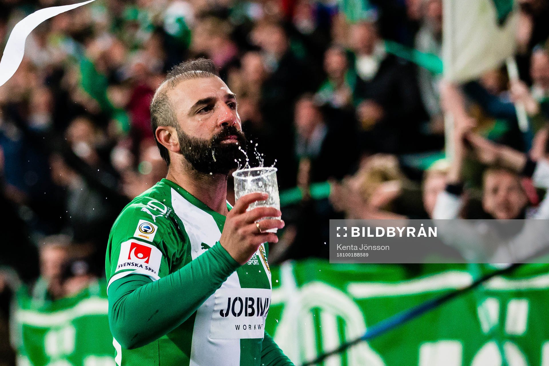 Hammarbys Kennedy Bakircioglu jublar med en öl