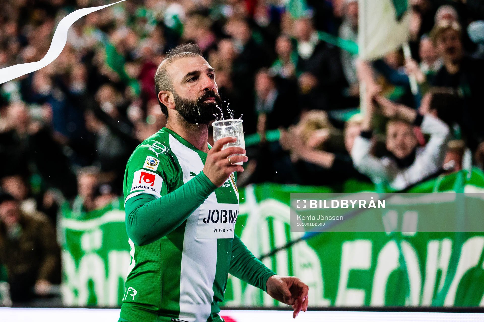 Hammarbys Kennedy Bakircioglu jublar med en öl