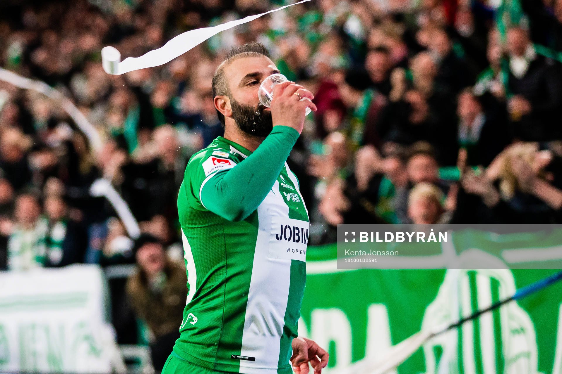 Hammarbys Kennedy Bakircioglu jublar med en öl