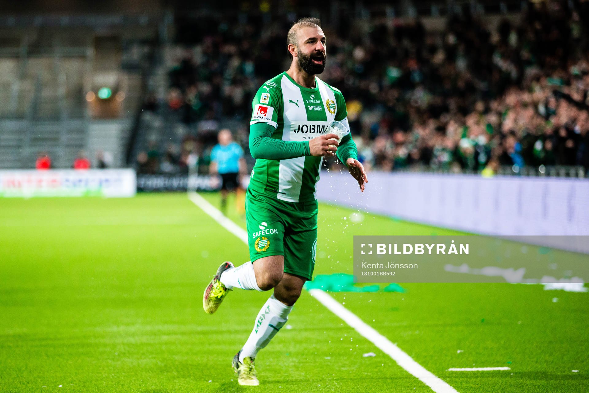 Hammarbys Kennedy Bakircioglu jublar med en öl