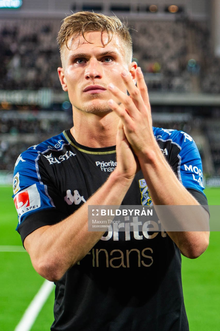 IFK Göteborgs Carl Starfelt tackar publiken