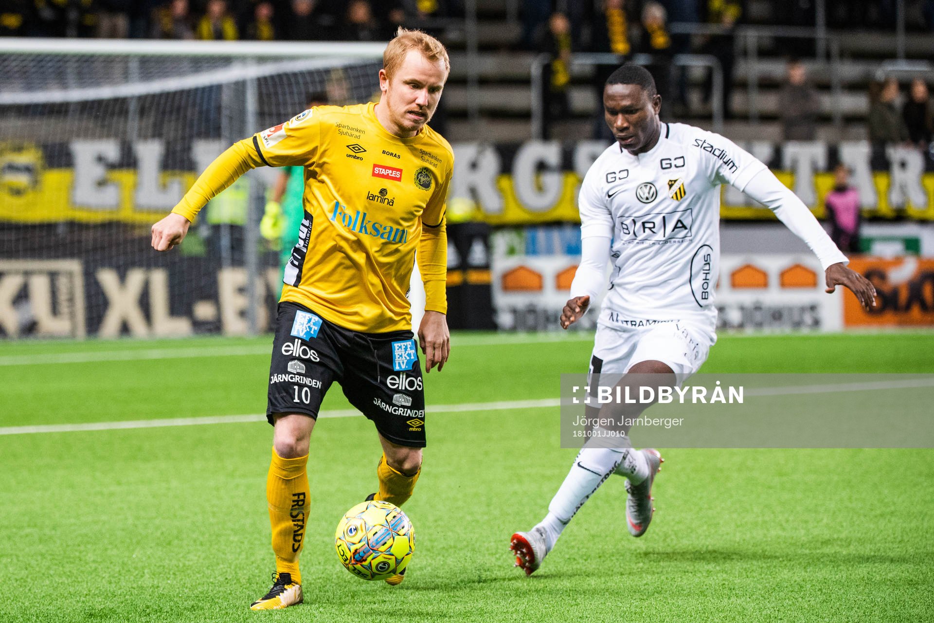 Elfsborgs Simon Lundevall och Häckens Elohor Ekpolo i kamp om bollen under fotbollsmatchen i Allsvenskan mellan Elfsborg och Häcken den 1 oktober 2018 i Borås.
