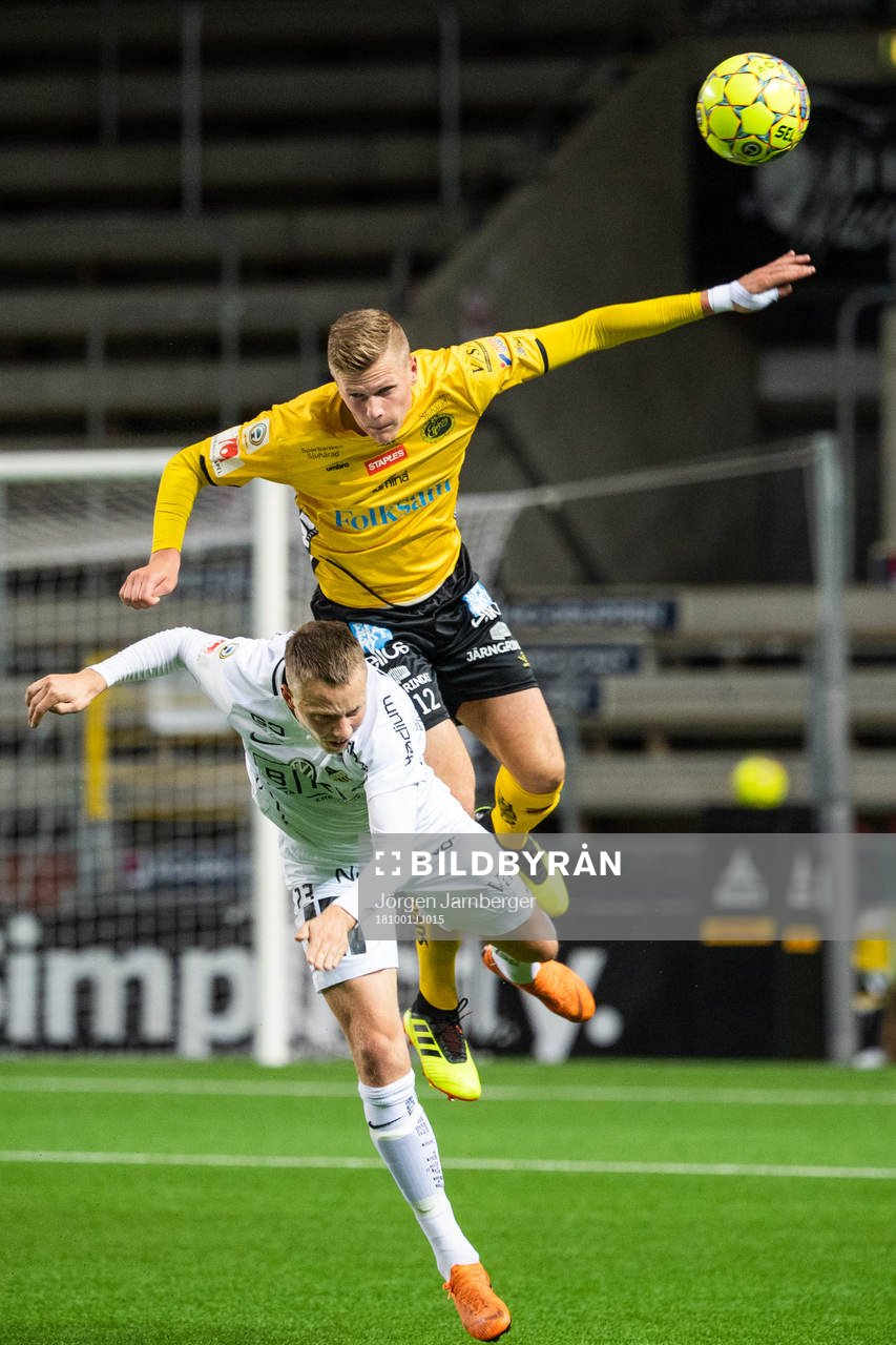 Häckens Viktor Lundberg och Elfsborgs Joakim Nilsson i kamp om bollen under fotbollsmatchen i Allsvenskan mellan Elfsborg och Häcken den 1 oktober 2018 i Borås.