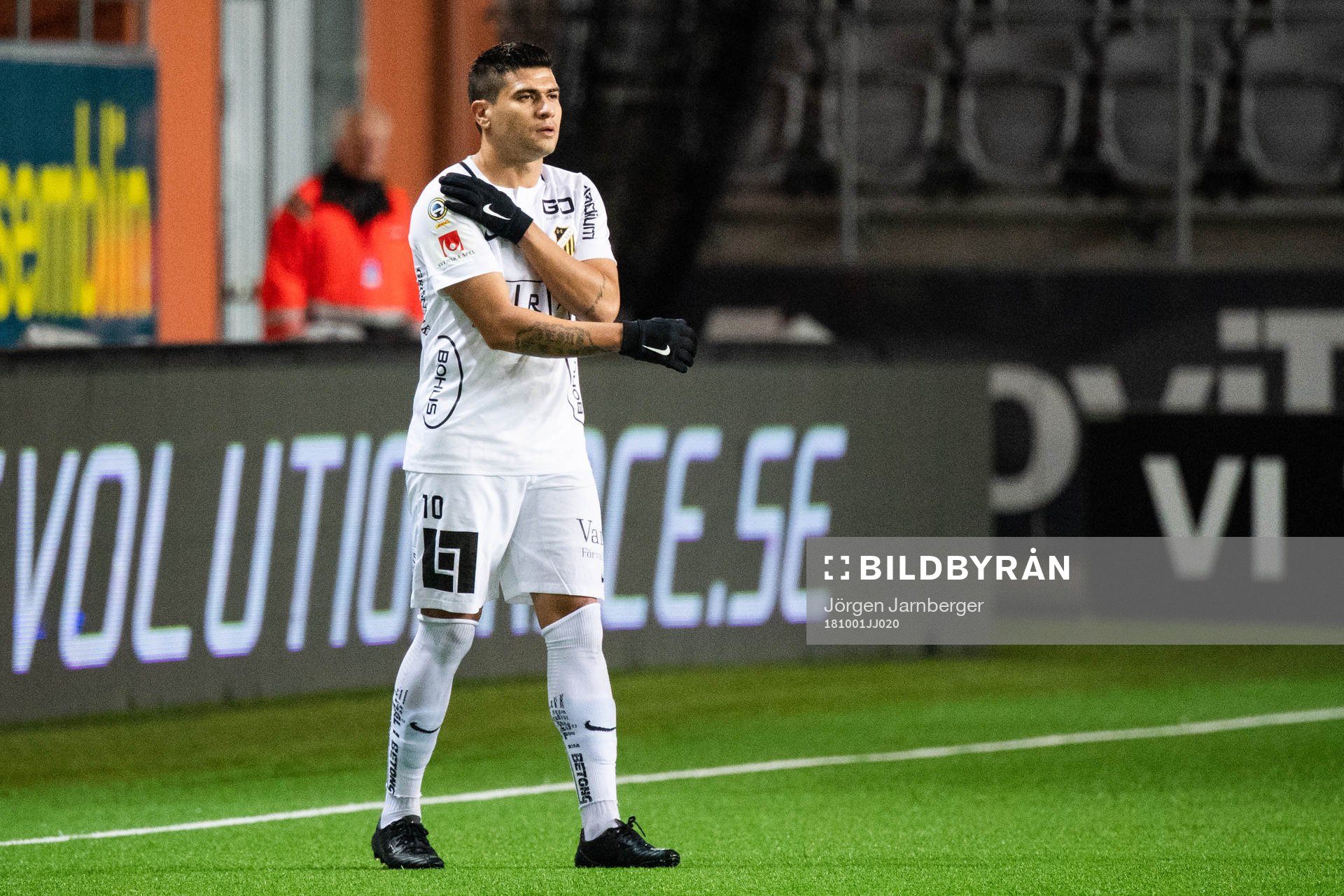 Häckens Paulinho tar sig mot axeln