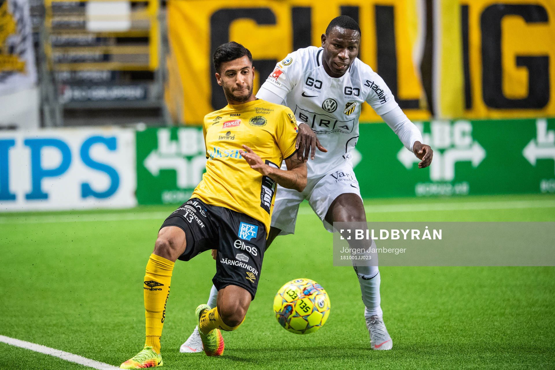 Elfsborgs Rami Kaib och Häckens Elohor Ekpolo i kamp om