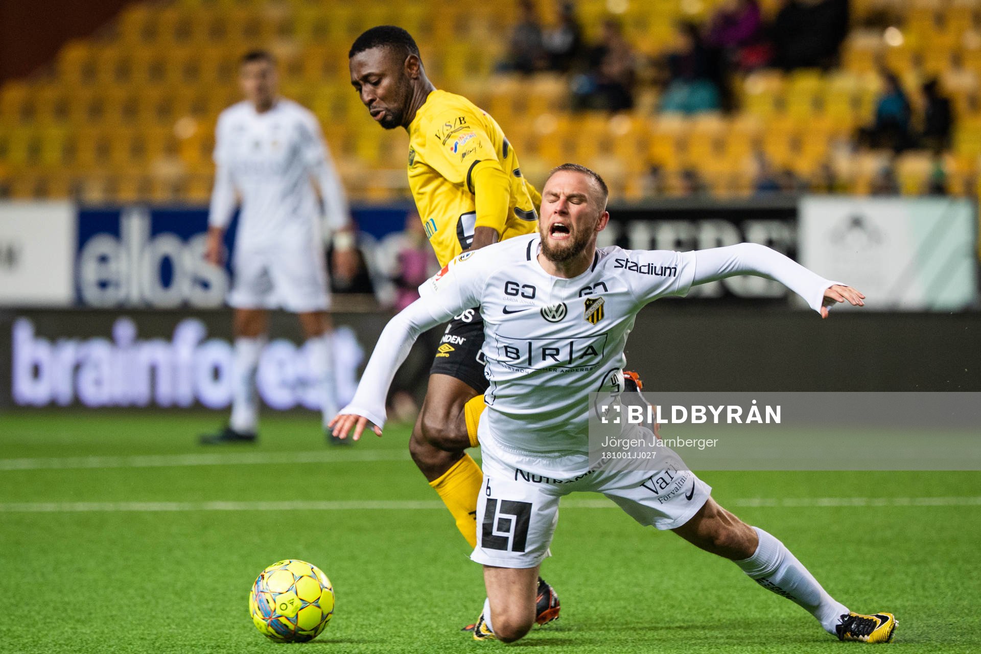 Elfsborgs Chinedu Obasi och Häckens Alexander Faltsetas i kamp om bollen under fotbollsmatchen i Allsvenskan mellan Elfsborg och Häcken den 1 oktober 2018 i Borås.