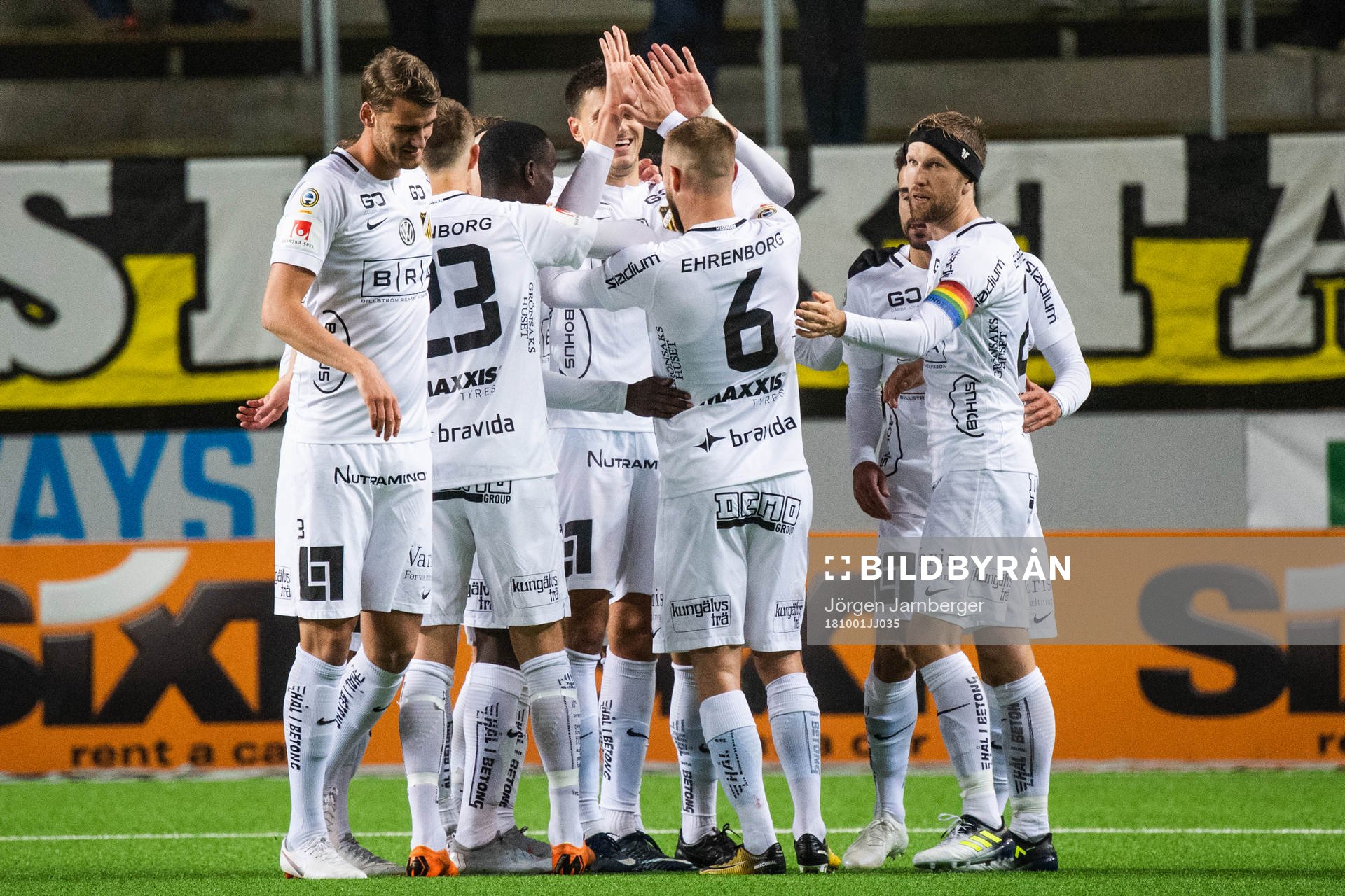 Häckens Alexander Jeremejeff jublar med lagkamrater