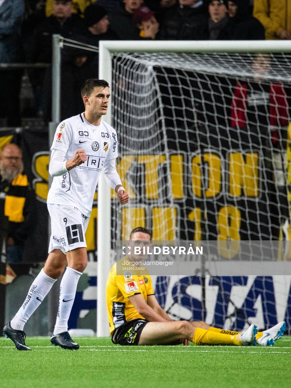 Häckens Alexander Jeremejeff jublar medan Elfsborgs Jon