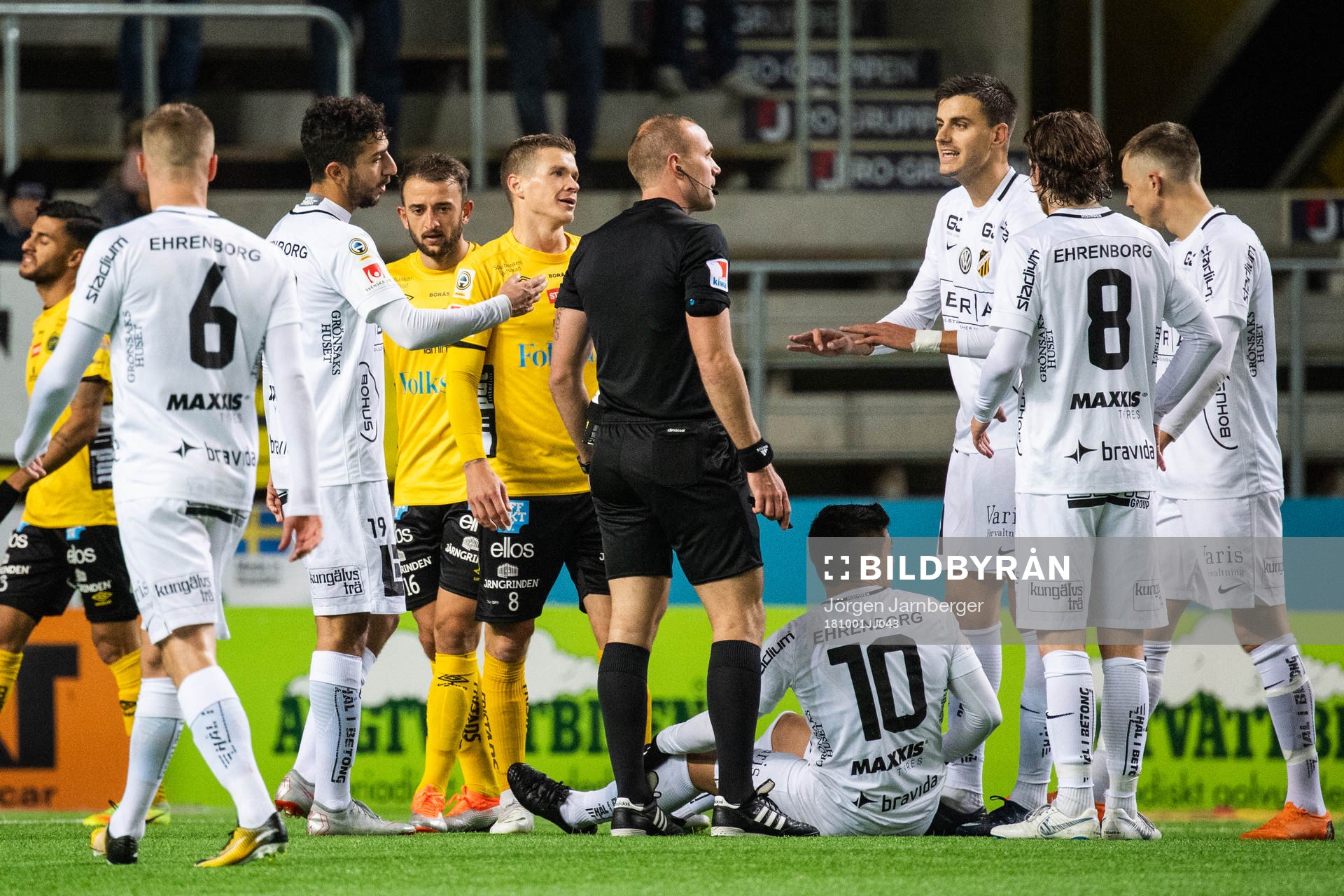 Domare Patrik Eriksson diskuterar med Elfsborgs Robert